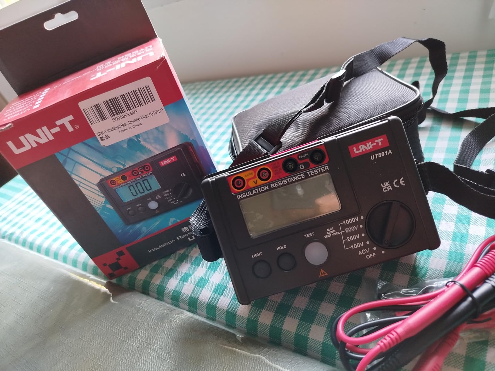 UNI-T 2500V Insulation Megger Tester Megohmmeter, Ground Resistance Tester Meter 0 Megohm to 20GΩ with AC 500V/1000V Testing Voltage & LCD Display Backlight (UT502A) customer photo 1