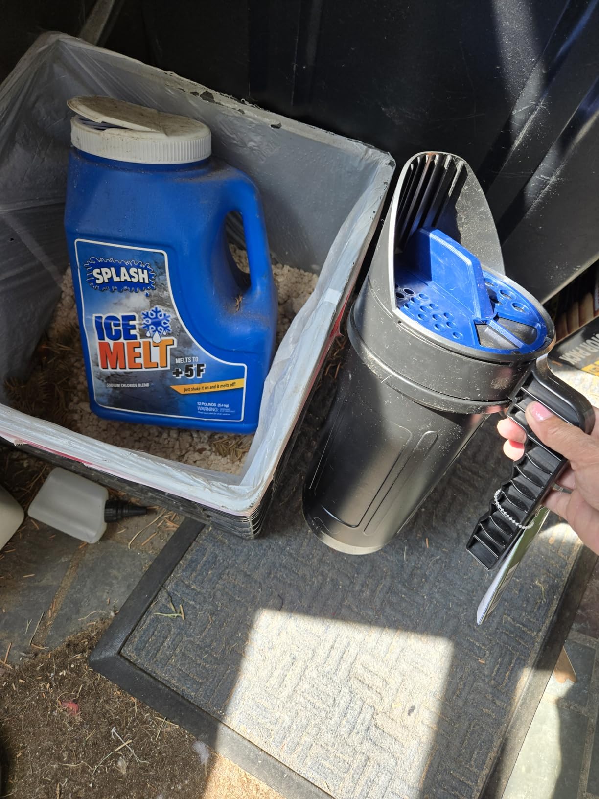 CHAPIN 64 oz Hand Shaker Spreader, Year-Round for Multi-Use Coverage customer photo 1
