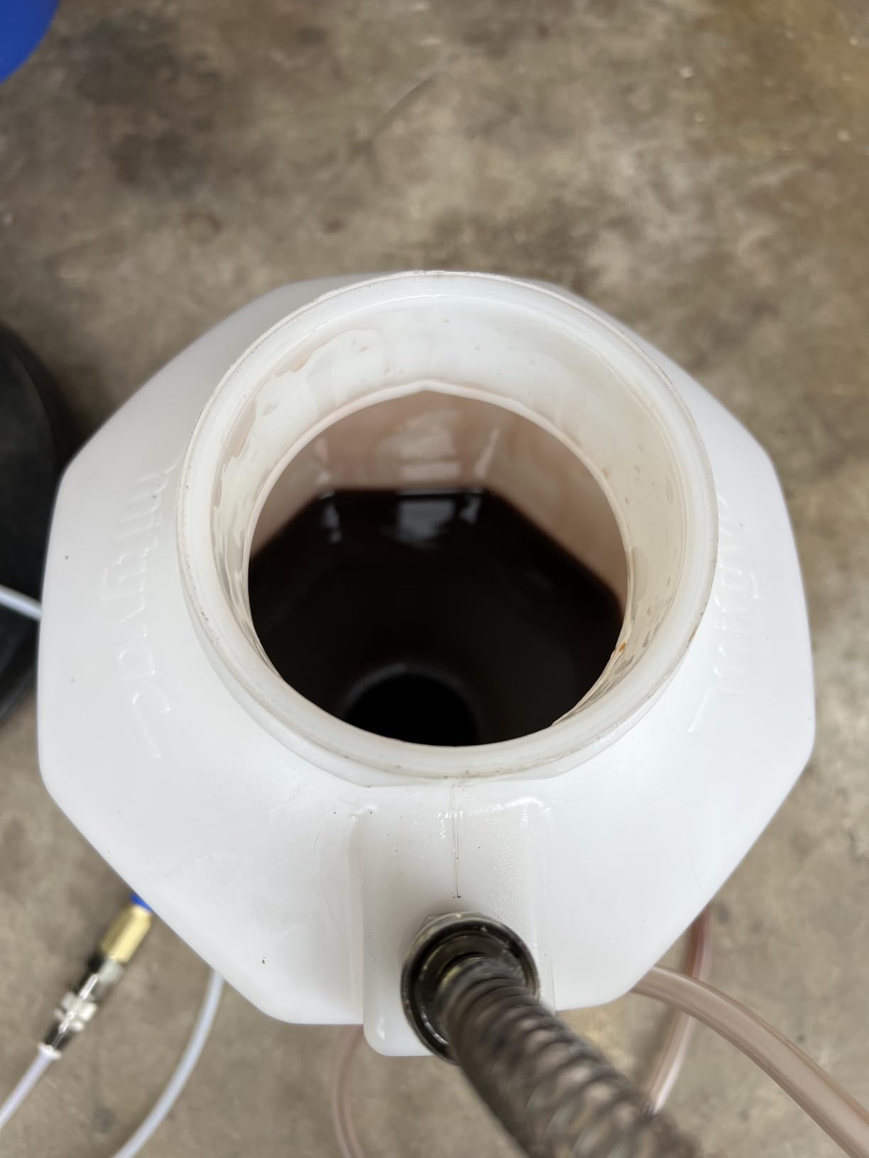 Mityvac MV7110 Fluid Extractor Dispenser for Evacuating, Topping-Off, Refilling Reservoirs or Bleeding Hydraulic Brake/Clutch Systems, 2.5 Gallon, 120 PSI, Compressed Air, Vacuum or Positive Pressure customer photo 2