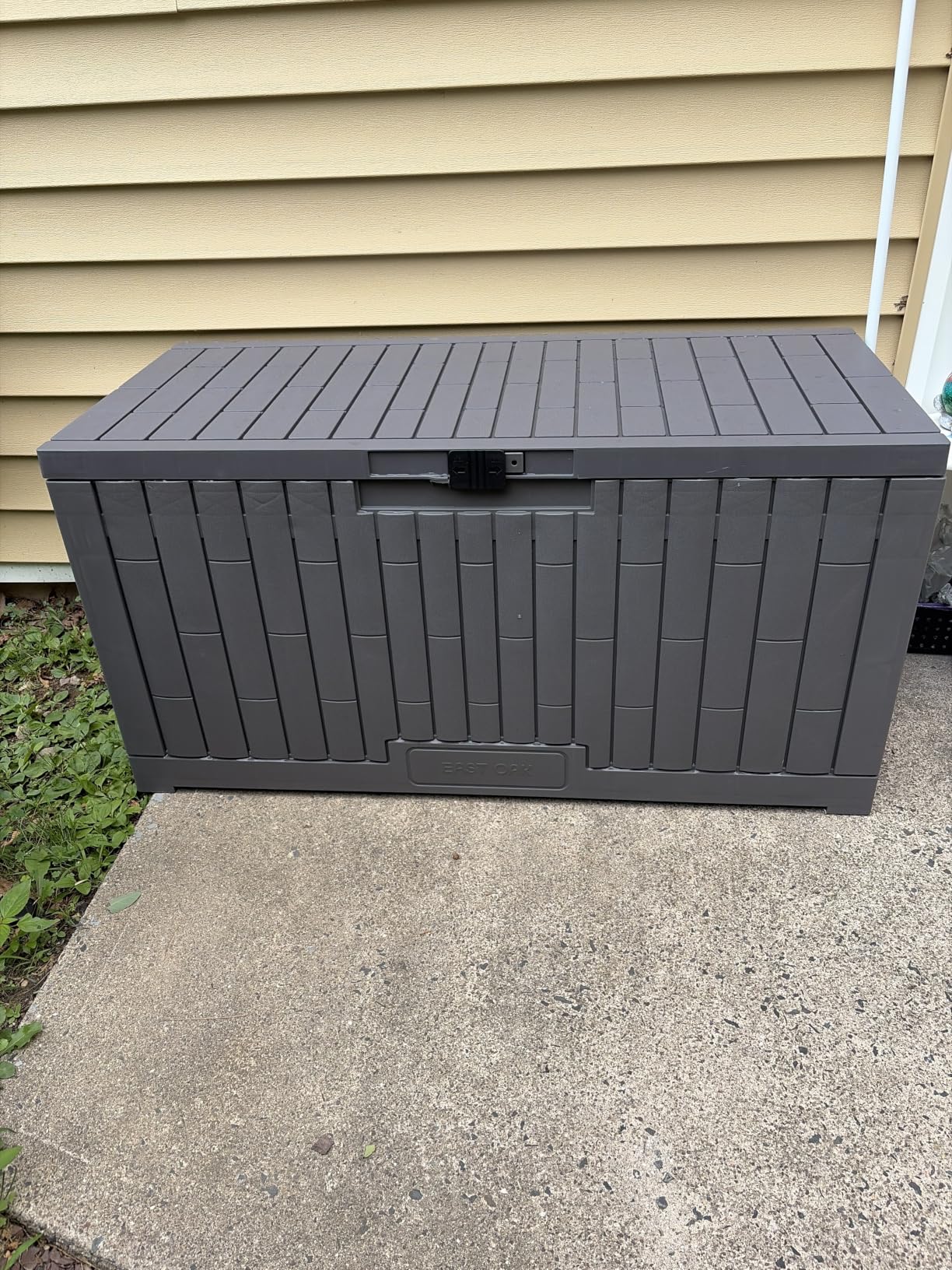 EAST OAK Outdoor Storage Box, 100 Gallon Deck Box, Waterproof Resin Storage Bench for Patio Cushions, Gardening Tools, Pool Toys, Lockable, UV Resistant, Grey customer photo 2