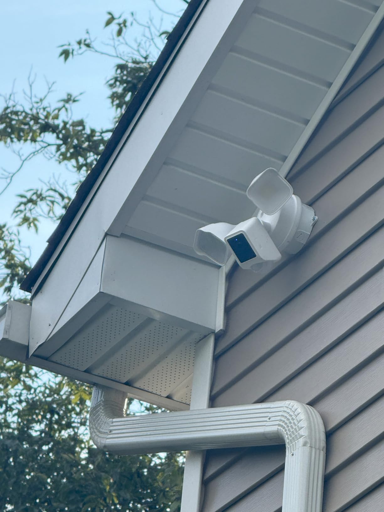 Wyze Floodlight Camera v2, Security Camera Outdoor, 2K HD with Color Night Vision, 2800-Lumen LEDs, 160° Wide View, 105dB Siren, Works with Alexa & Google Assistant, Wired, Free Expert Support customer photo 2
