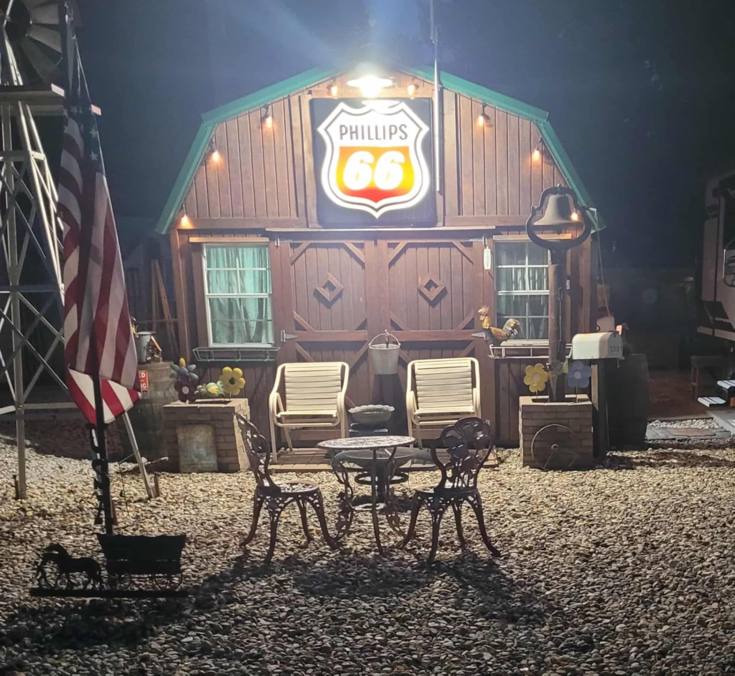 18 Inch Large Outdoor Gooseneck Barn Light, Waterproof and Rust-Resistant Dusk to Dawn Barn Light for Patio, Porch, Farmhouse, Gooseneck Lighting, 2-Pack customer photo 1