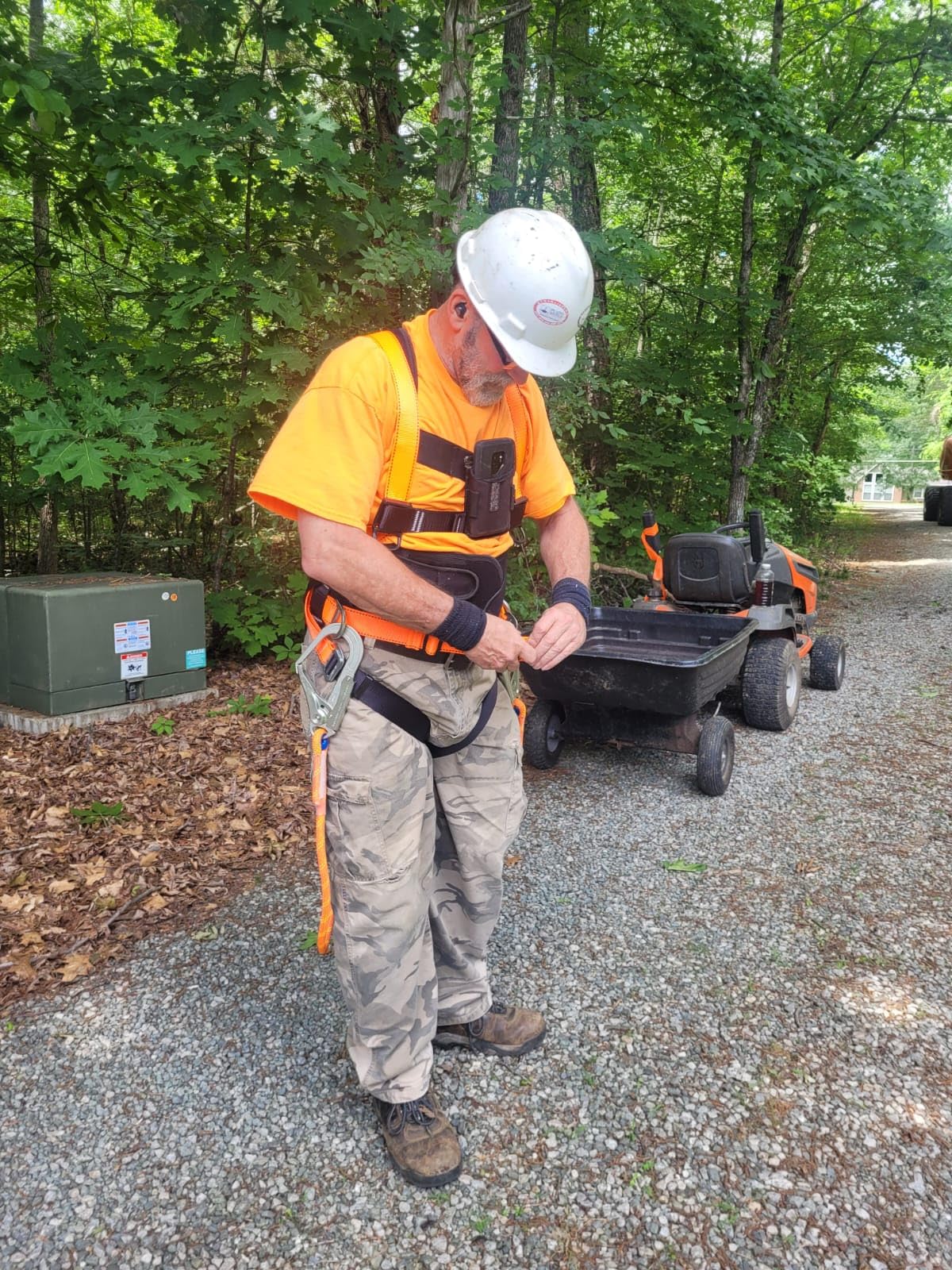 DIJJIG Safety Harness Fall Protection Kit Full Body Roofing Harnesses With Internal Shock Absorbing Lanyard, Orange Safety Harness For Construction OSHA/ANSI Compliant customer photo 2
