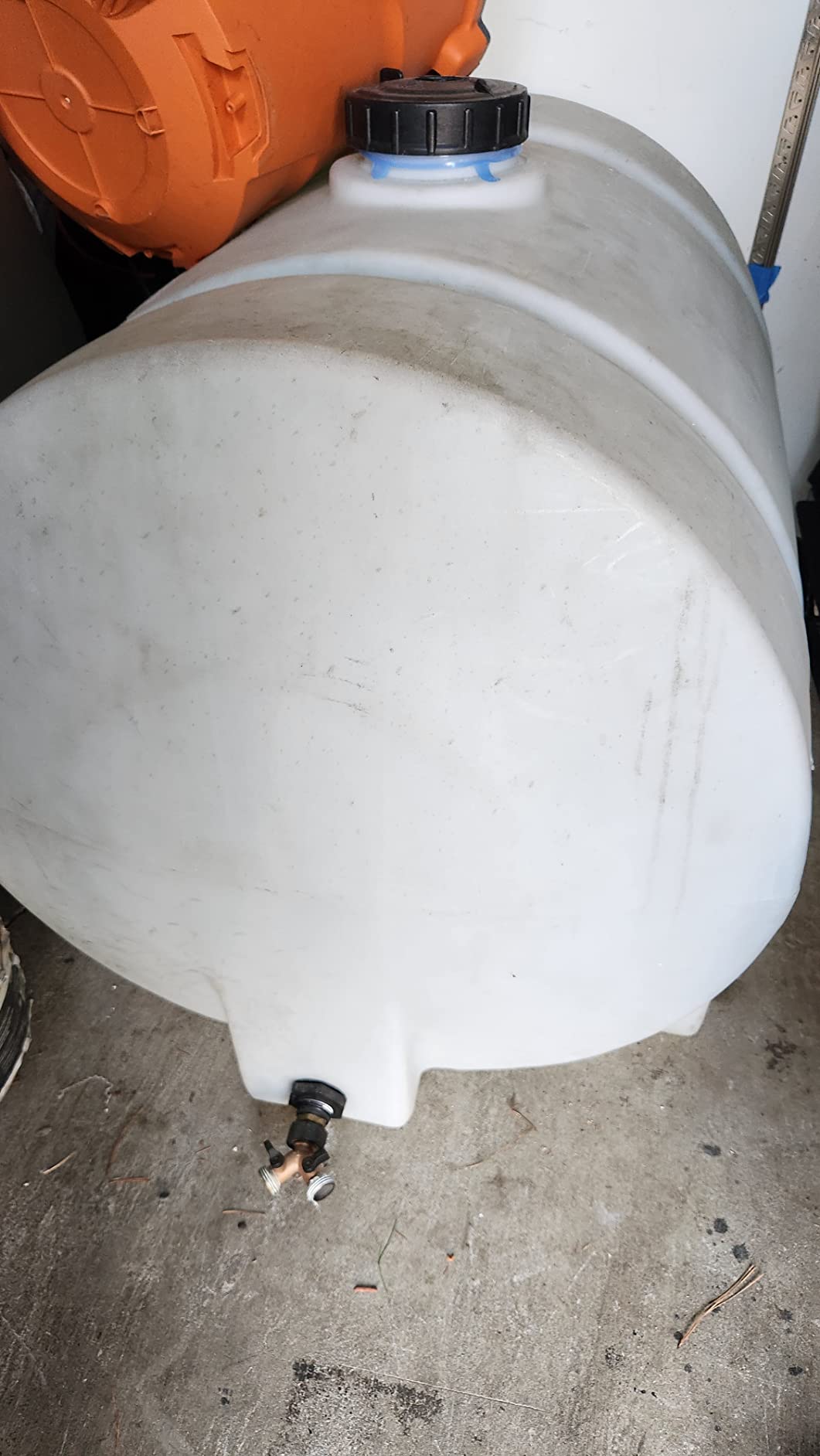 RomoTech 35 Gallon Polyethylene Storage Tank with Legs-Heavy-Duty Horizontal Water Storage Tank for Farms, Industrial or Chemical Use-UV-Resistant, Rustproof, BPA-Free Plastic Liquid Tank, 82126189 customer photo 1