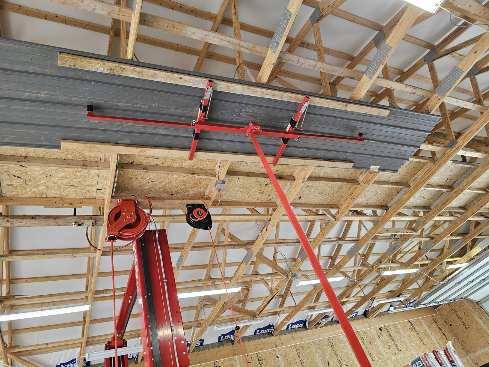 VEVOR 11ft Drywall Lift, Heavy-Duty 150 lbs Sheetrock Hoist with Adjustable Telescoping Arm, Lockable Wheels, Drywall Lifter Panel Jack Hoist Tools Ideal for Ceiling and Wall Installation (Red) customer photo 2