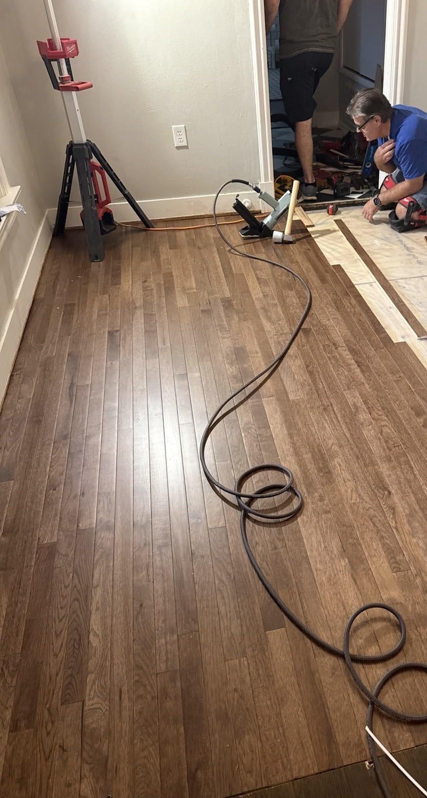 Metabo HPT 2-in-1 Flooring Nailer & Stapler, Accepts 16-Gauge L-Shaped Cleat Nails &15.5-Gauge 1/2-Inch Crown Flooring Staples, Mallet Actuated Pneumatic Operation, N5010AC customer photo 1