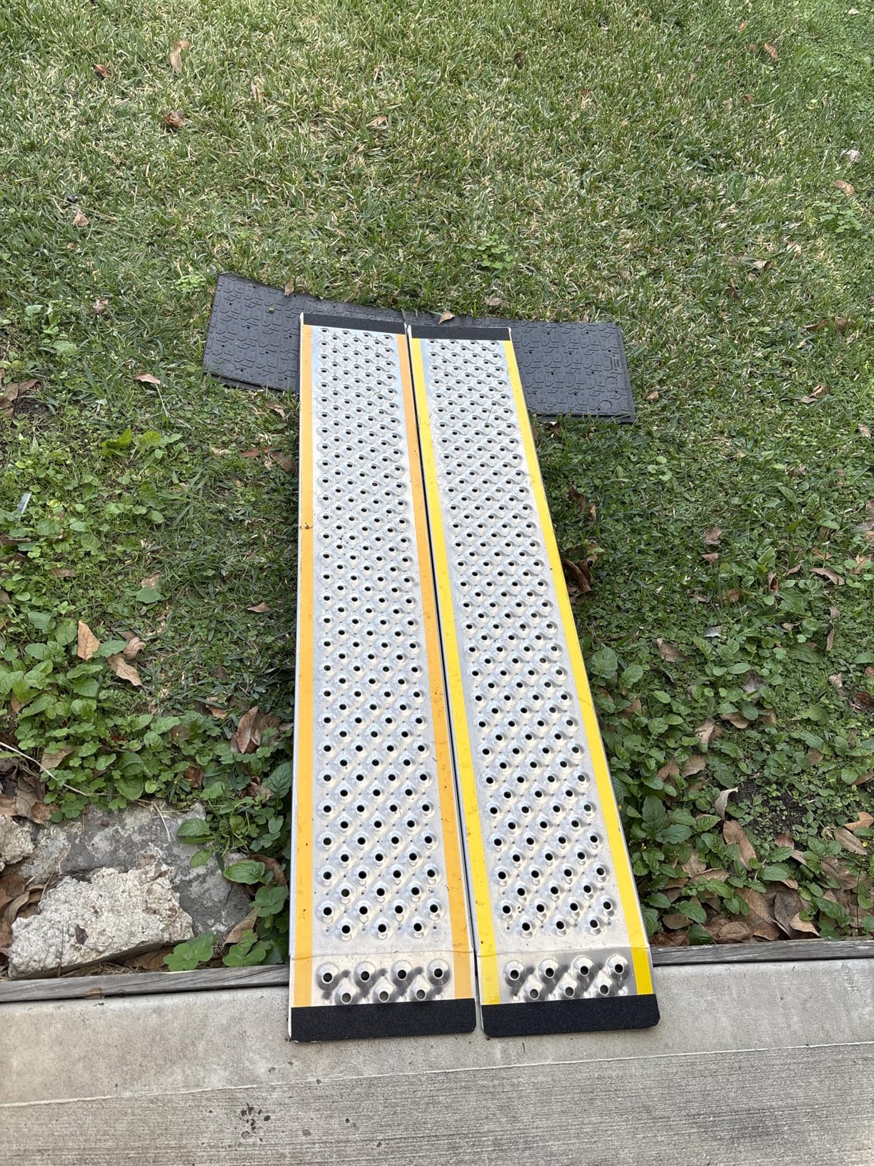VNN Tri-fold Motorcycle Ramp for Pickup Truck, 77L x 54W Aluminum Loading Ramp customer photo 1