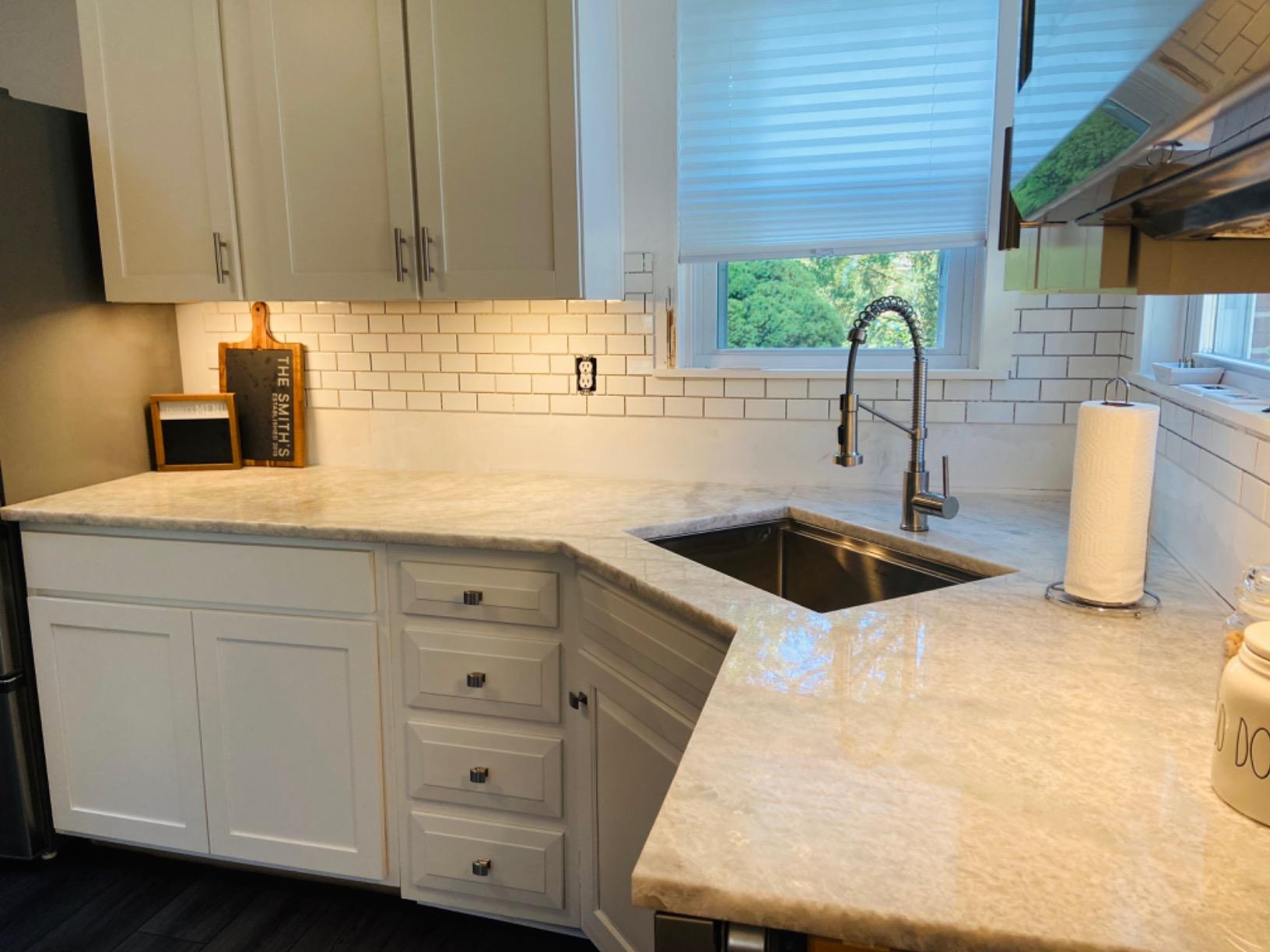 Sarlai 33 Inch White Farmhouse Sink Granite Apron Front Workstation Sink 33 x 20 Inch Farm Kitchen Sink White Granite Composite Undermount Single Bowl Kitchen Farmer Sinks Round Corner Basin customer photo 1