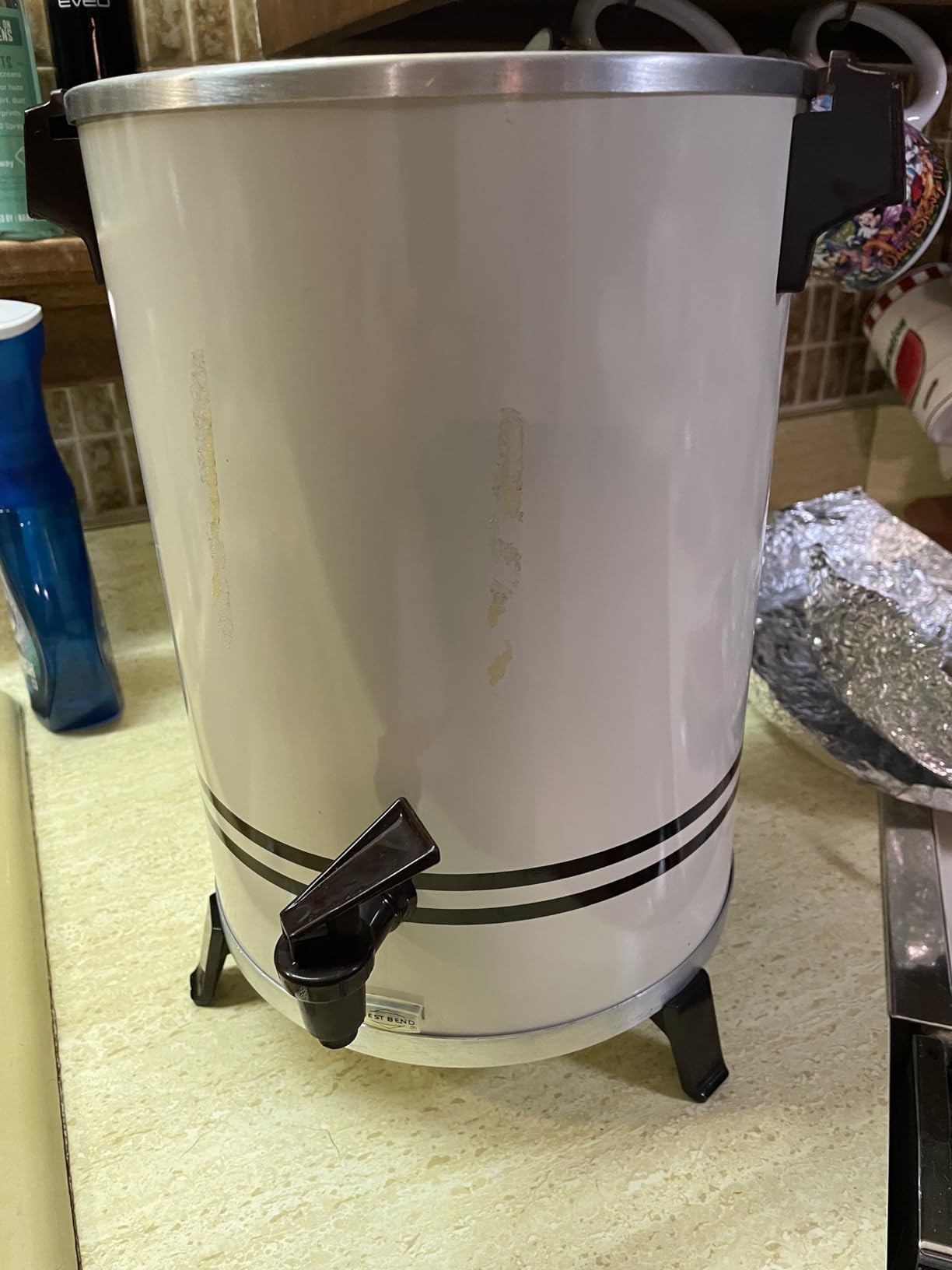 West Bend 33600 Coffee Urn Commercial Highly-Polished Aluminum NSF Approved Features Automatic Temperature Control Large Capacity with Fast Brewing and Easy Clean Up, 100-Cup, Silver customer photo 1