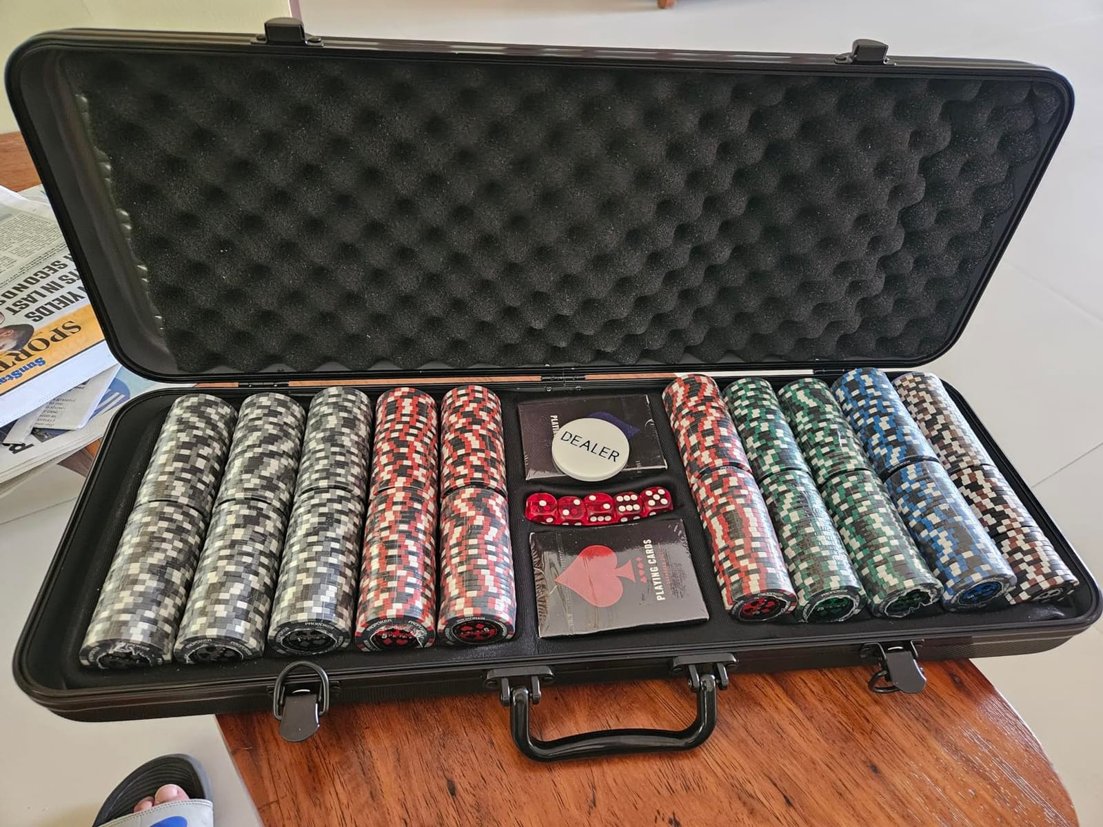 Versa Games Pro Poker Chips - Poker Set 13.5g 500 Piece Casino Clay Poker Chips with Denomination Numbers for Texas Holden - New Upgraded Poker Chip Case customer photo 1