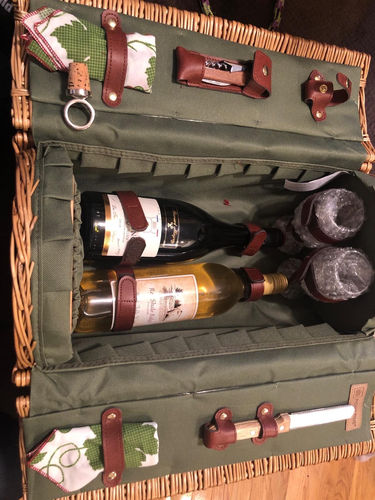 PICNIC TIME Verona Wine & Cheese Picnic Basket, Romantic English-Style Rounded Wooden Wicker Basket with Deluxe Service for 2, Fully-lined Interior and Handwoven, (Pine Green) customer photo 1