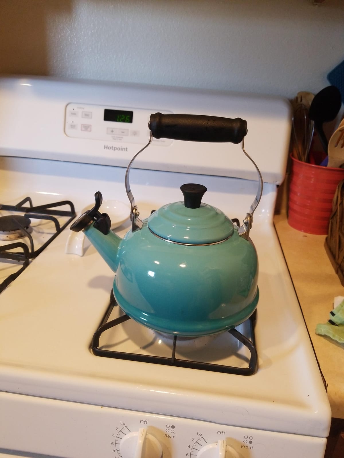 Le Creuset Whistling Tea Kettle, 1.7 qt., Stainless Steel/Black Knob customer photo 2