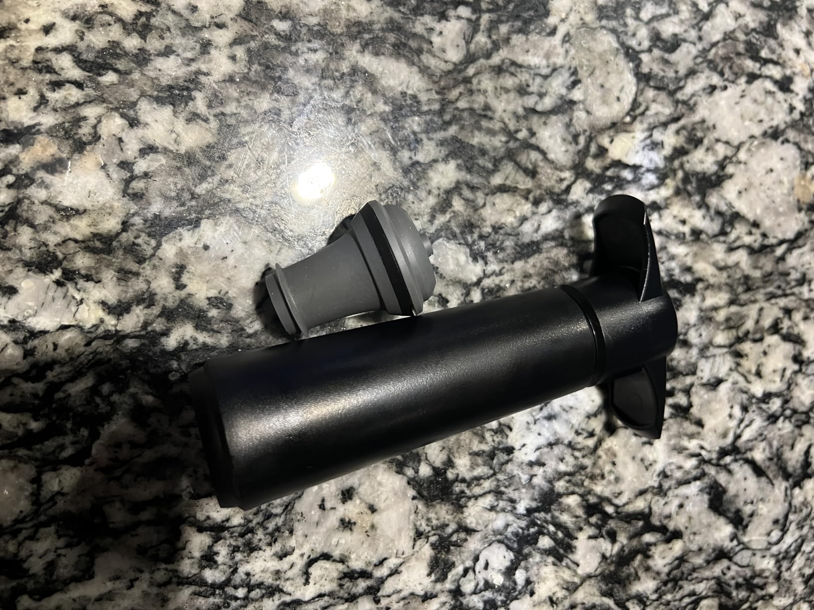 Vacu Vin Original Wine Pump - 1 Vacuum Wine Stopper - Wine Saver - Black customer photo 1