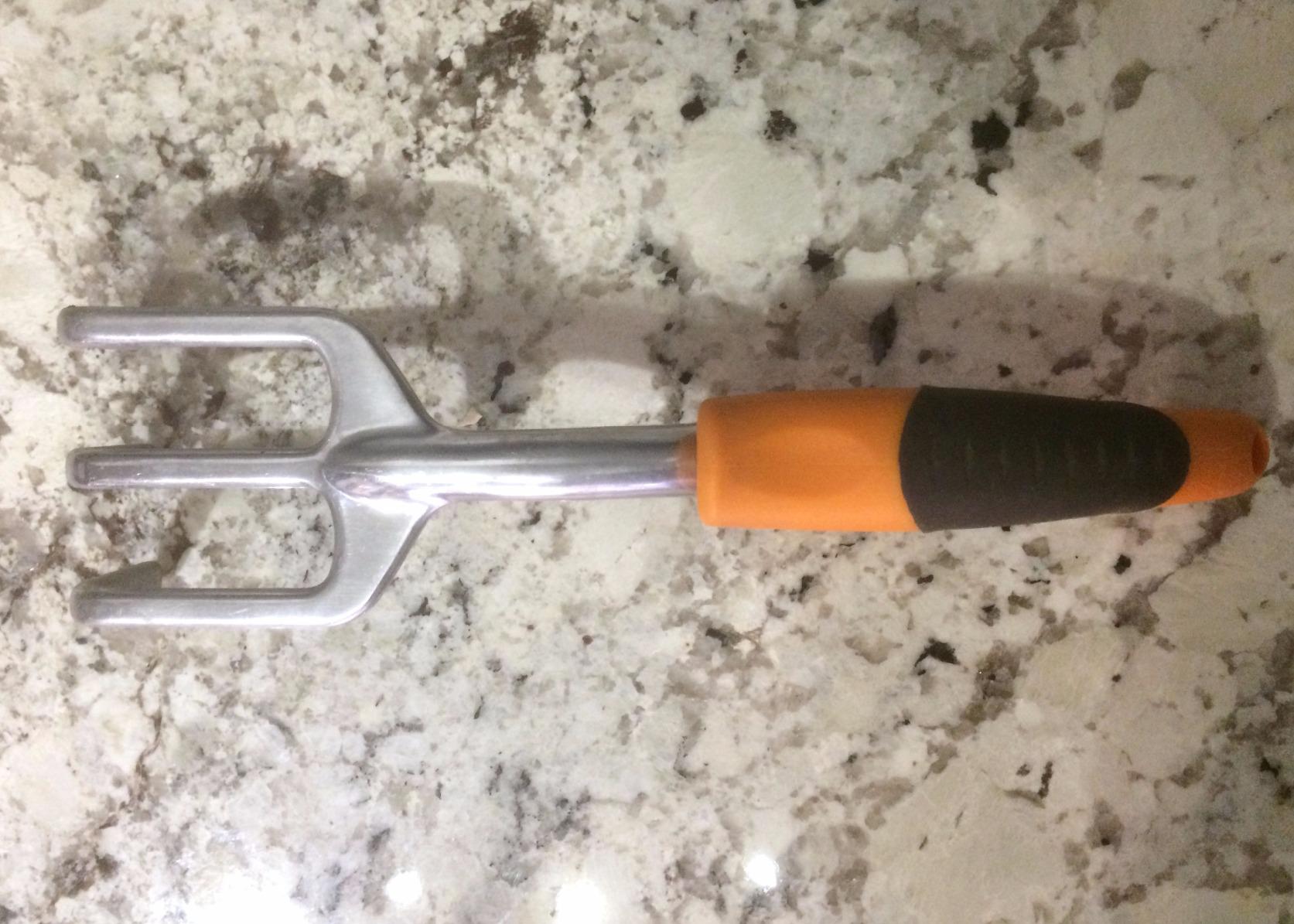 Fiskars Ergo Garden Cultivator, Hand Tool for Digging, Aerating & Weeding | Heavy-Duty Cast Aluminum Tines, Rust Resistant, Ergonomic Handle, Hang Hole Storage, Loosens Soil in Garden Beds & Pots customer photo 1