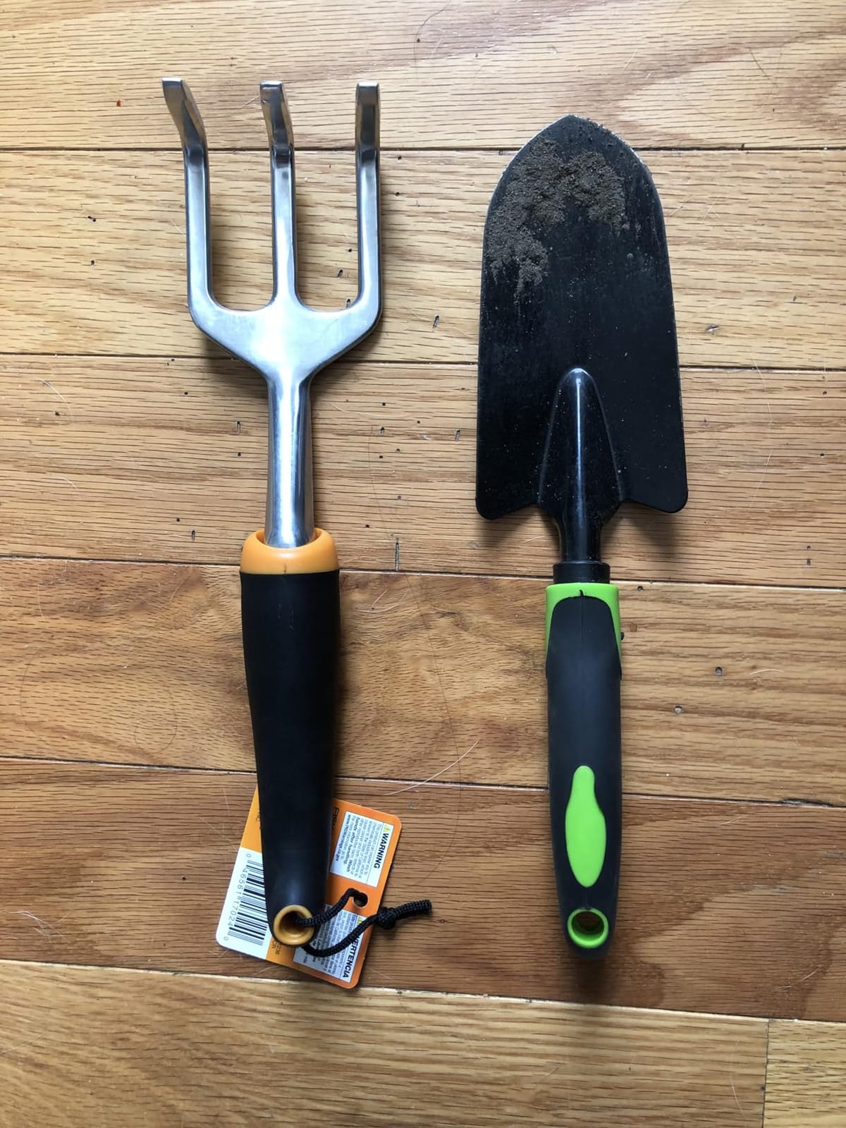 Fiskars Ergo Garden Cultivator, Hand Tool for Digging, Aerating & Weeding | Heavy-Duty Cast Aluminum Tines, Rust Resistant, Ergonomic Handle, Hang Hole Storage, Loosens Soil in Garden Beds & Pots customer photo 2