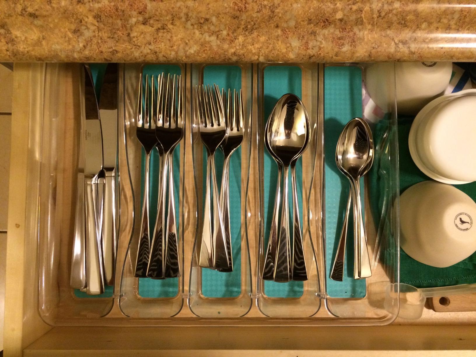 Mikasa Rockford 20-Piece Flatware Set, Service for 4, Forged 18/0 Stainless Steel Silverware with Modern Square-Cut Design, Dishwasher Safe Cutlery Set customer photo 2