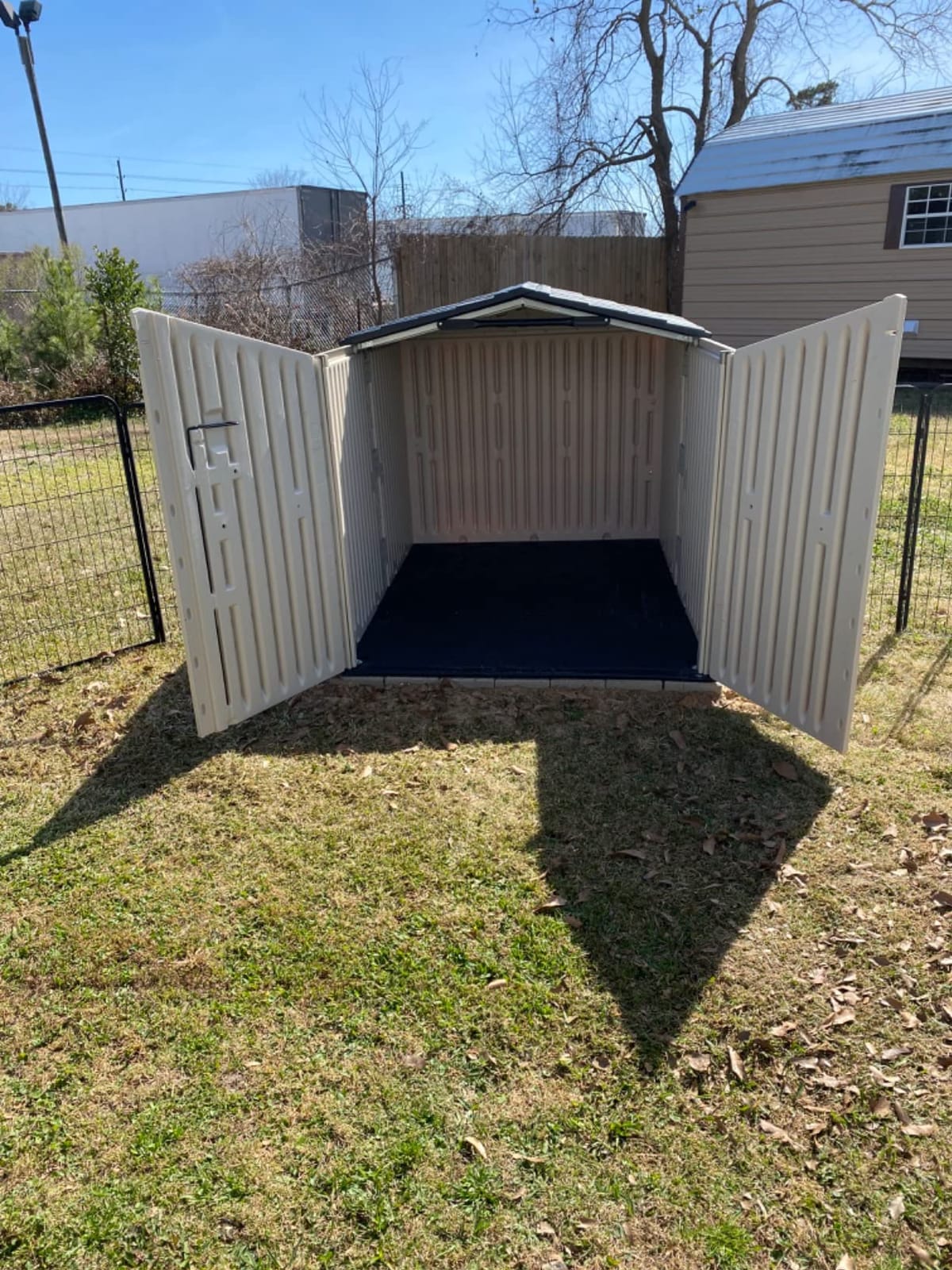 Rubbermaid Slide-Lid Resin Outdoor Storage Shed (5 x 6.5 Ft), Weather Resistant, Beige/Brown customer photo 1