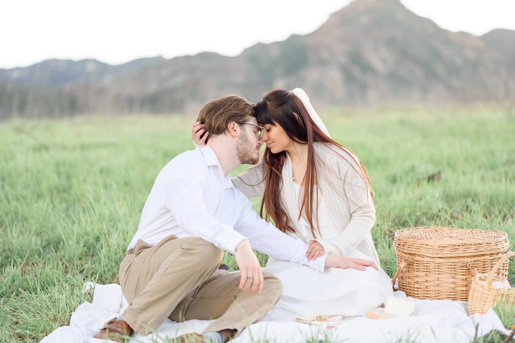 PICNIC TIME Heart Picnic Basket for 2, Wicker Basket with Handle, Complete Deluxe Service for Two, Handwoven and Sturdy Willow Constructed with Fully-lined interior and Accessories, (Antique White) customer photo 2