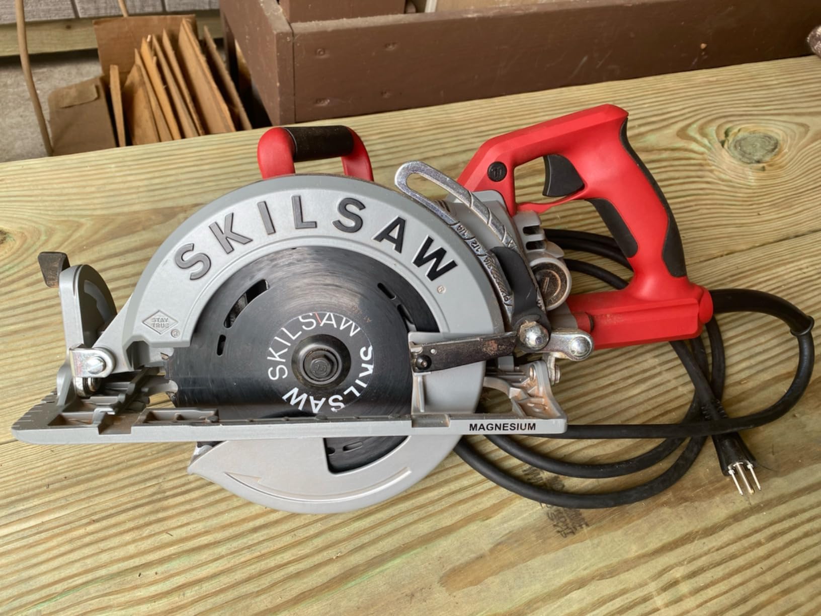 SKILSAW SPT77WML-01 15-Amp 7-1/4-Inch Lightweight Worm Drive Circular Saw, Magnesium, Dual-Field 15a Motor, 24t Diablo Carbide Blade Included, 53 Degree Bevel customer photo 2