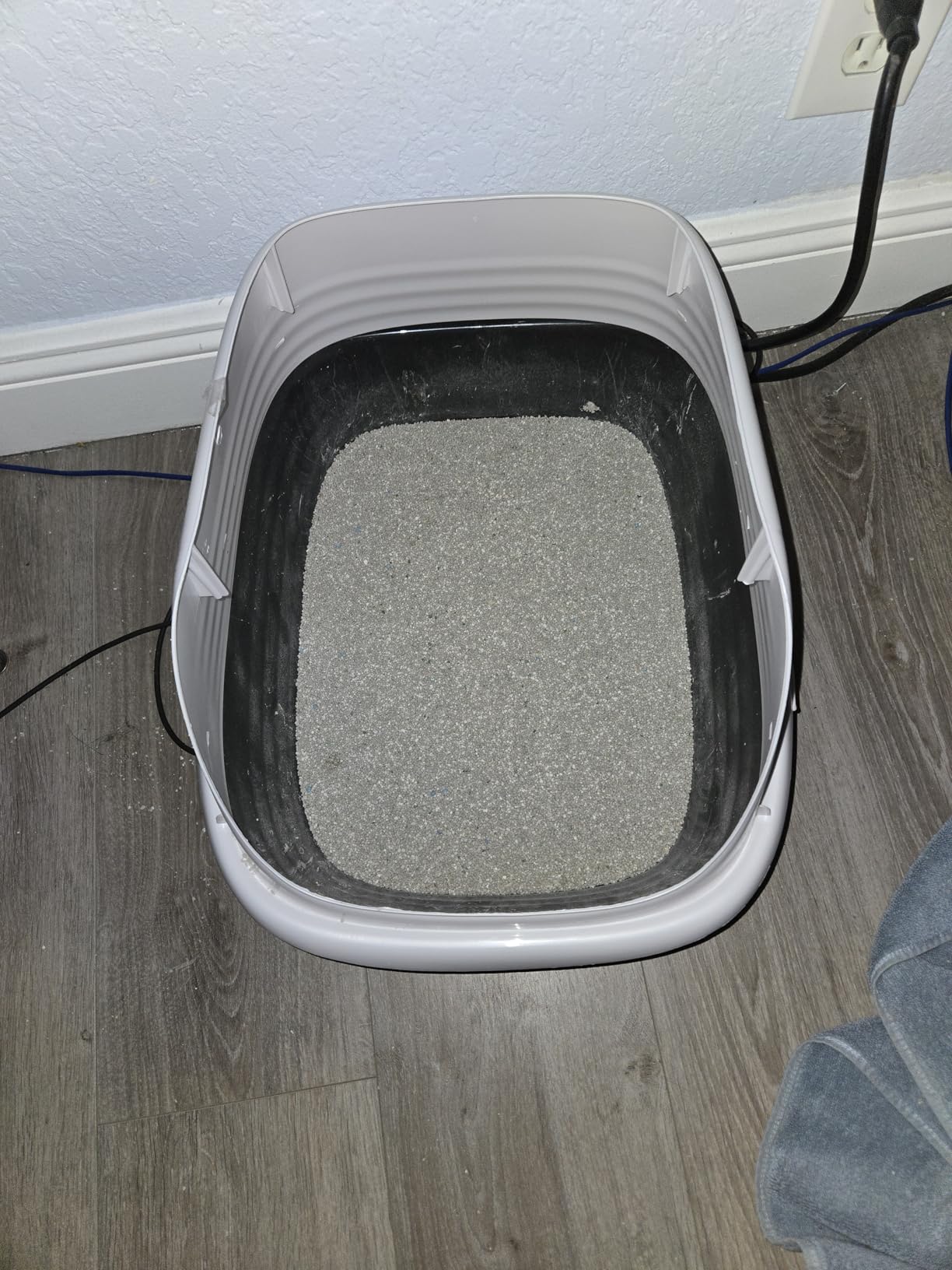 Arm & Hammer Rimmed Cat Litter Box with High Sides and Microban, Made in USA | Tall sturdy walls help contain spray, scatter and spills, easy everyday scooping, durable tray suits messy diggers at home customer photo 1