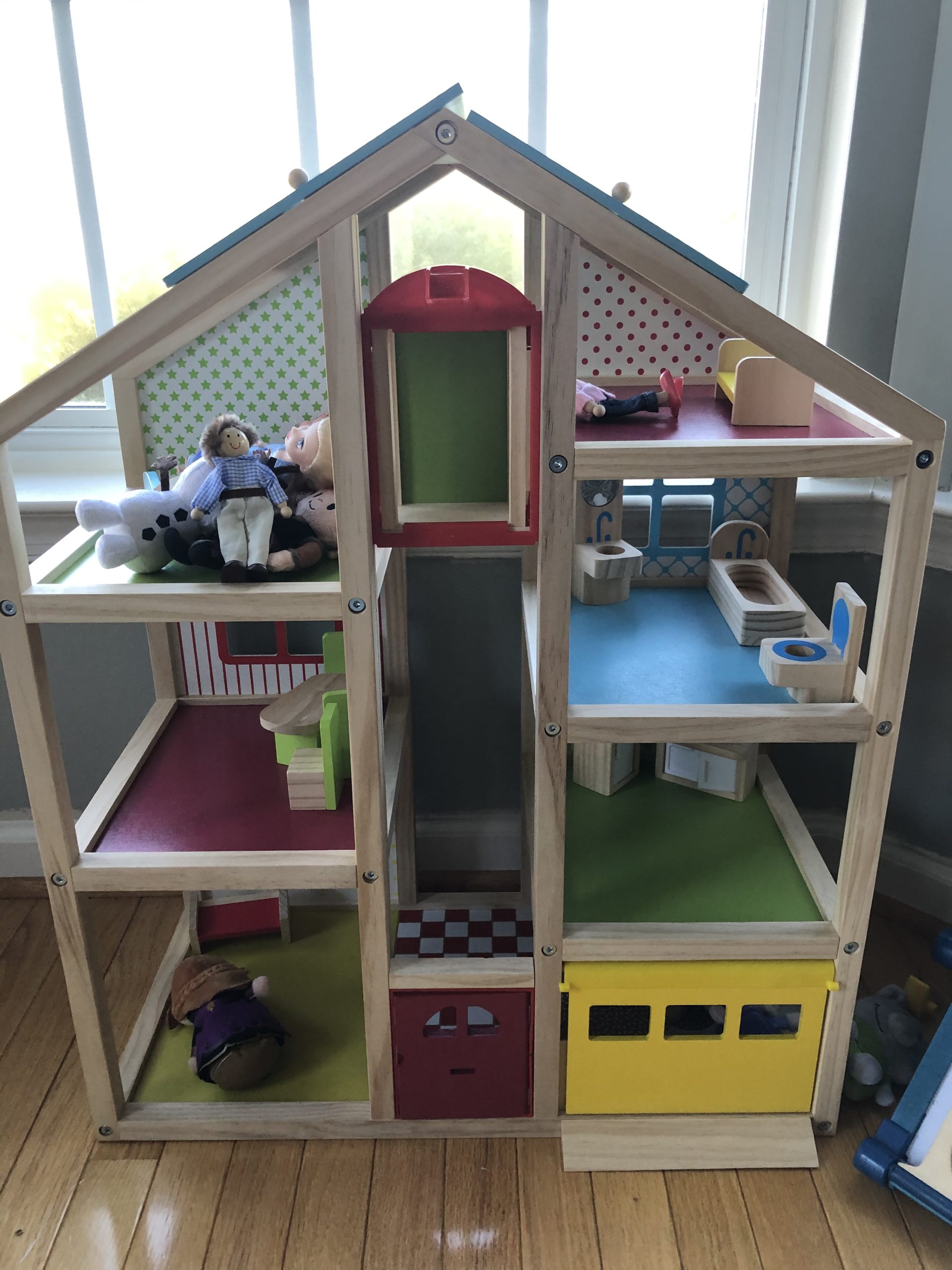Melissa & Doug Wooden Hi-Rise Dollhouse with 15 Furniture Pieces, Garage, Working Elevator Preschool Dollhouse for Kids Ages 3+ customer photo 2