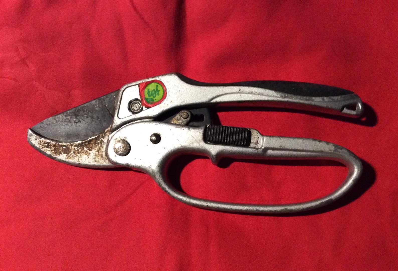 The Gardener's Friend Heavy Duty Ratchet Pruning Shears, Anvil | Manganese steel blade cuts thick branches to 1 inch. Aluminum body garden clippers with safety latch, 3-stage action. customer photo 2