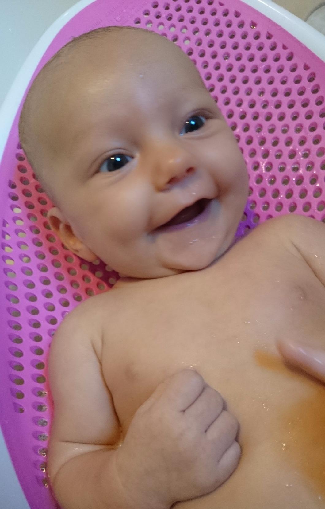 Angelcare Baby Bath Support, Pink, Birth to 6 Months, Made in Canada - Ergonomic soft-touch bath support keeps newborns secure and comfortable during bath time from birth up to 6 months or 20 lb. customer photo 2