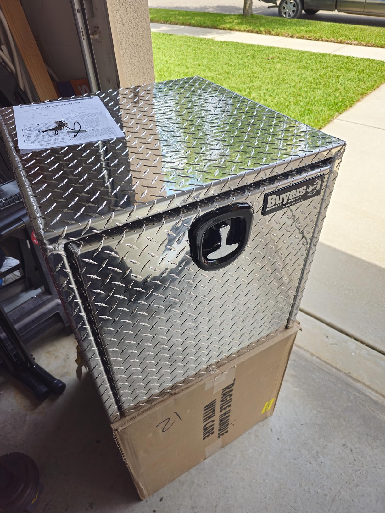 Buyers Products 1705105 Silver Diamond Tread Aluminum Underbody Truck Box with T-Handle Latch, 18 x 18 x 36 Inch, Durable Contractor Toolbox For Organization And Storage, Job Tool Chest customer photo 1