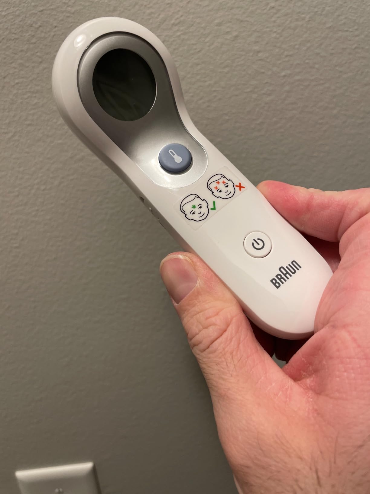 Braun Digital No-Touch Forehead Thermometer, 6.4 Ounce, White | Touchless Thermometer for Adults, Babies, Toddlers & Kids, Color-Coded Fever Guidance, Fast, Reliable, and Accurate Results customer photo 2