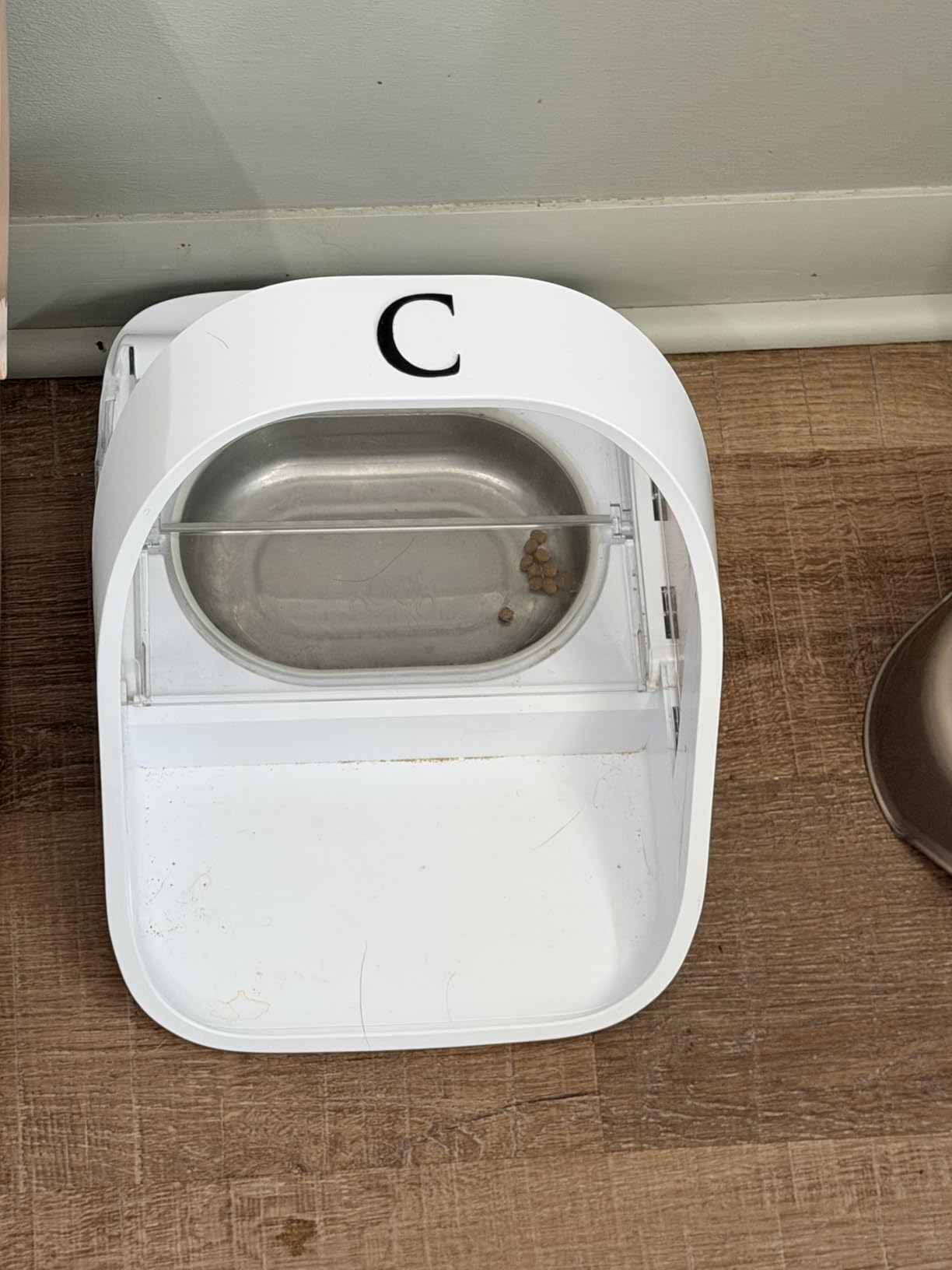 Sure Petcare - SureFlap - SureFeed - Microchip Pet Feeder - Selective-Automatic Pet Feeder Makes Meal Times Stress-Free, Suitable for Both Wet and Dry Food - MPF001 customer photo 1