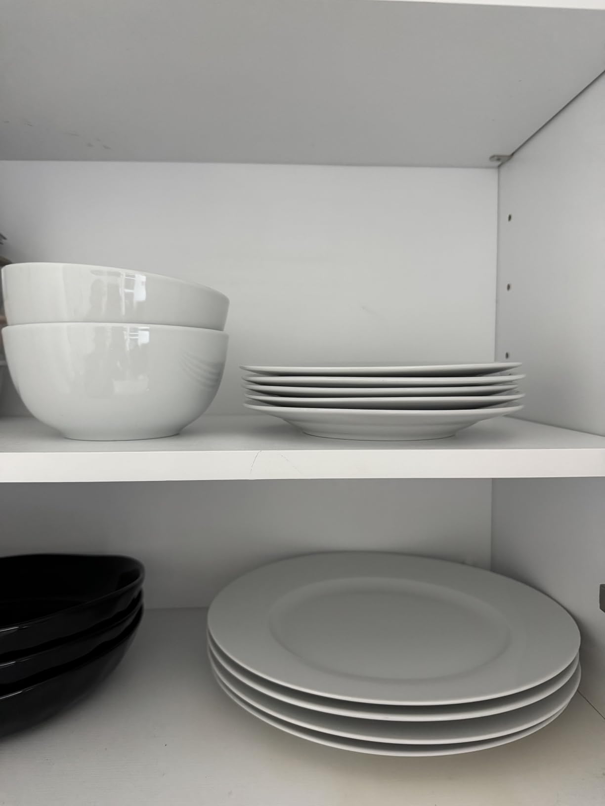 Amazon Basics Porcelain Dinnerware Set, Microwave and Dishwasher Safe, Service for 6, 18-Piece, Plates, Bowls, White customer photo 1