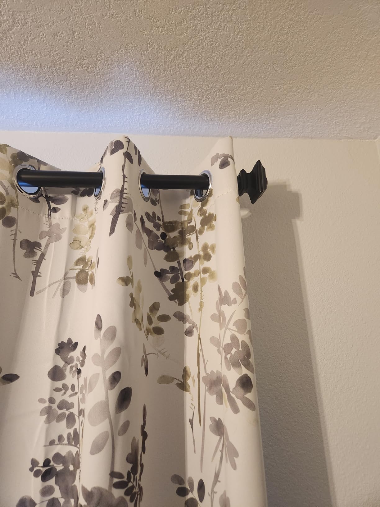 Ivilon Drapery Treatment Window Curtain Rod - Square Design 1 1/8 Rod. 72 to 144 Inch. Black customer photo 2