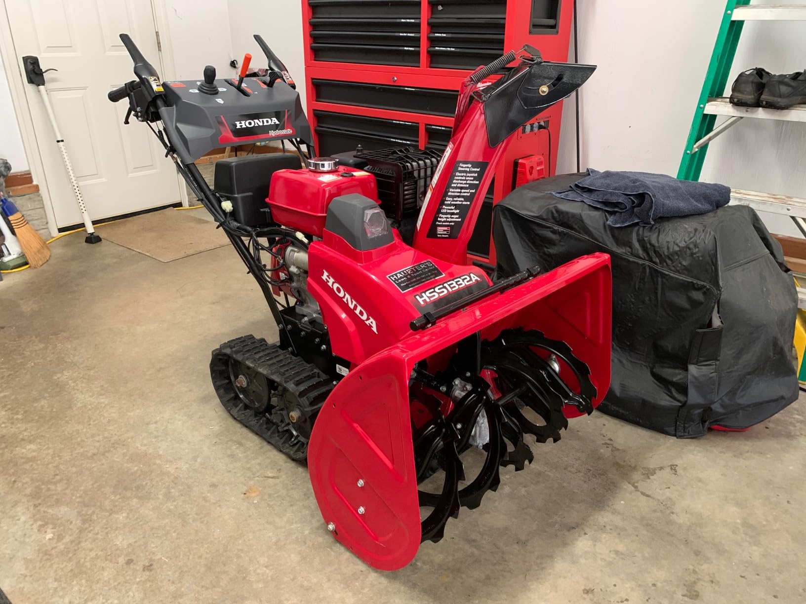Honda HSS1332 31.9-Inch Two Stage Snow Blower (HSS1332AATD) | Electric Start and Track Drive customer photo 1