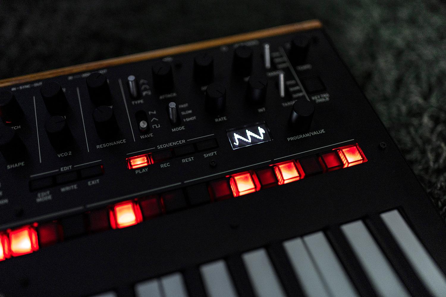 Korg monologue Monophonic Analog Synthesizer w/ 16-step Sequencer - Black customer photo 2