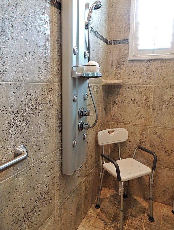 Vaunn Medical Deluxe Spa Shower Chair with Arms and Back, Bath Seat for Seniors, 450 lbs Max Weight, White with Light Gray Arms customer photo 1
