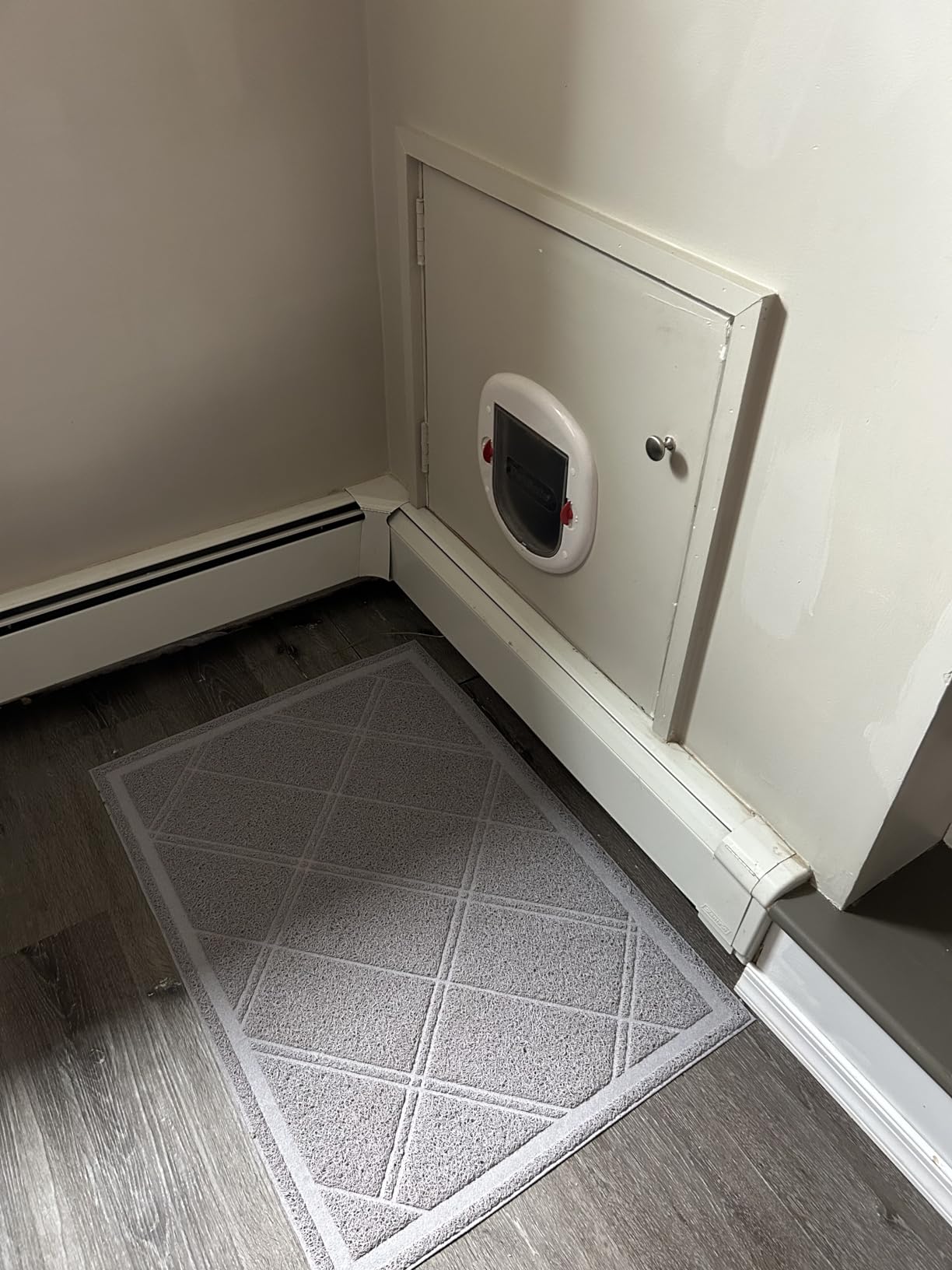 Amazon Basics Less-Mess Litter Trapping Cat Litter Box Mat, Soft on Kitty Paws, Waterproof, Scatter Control, 24