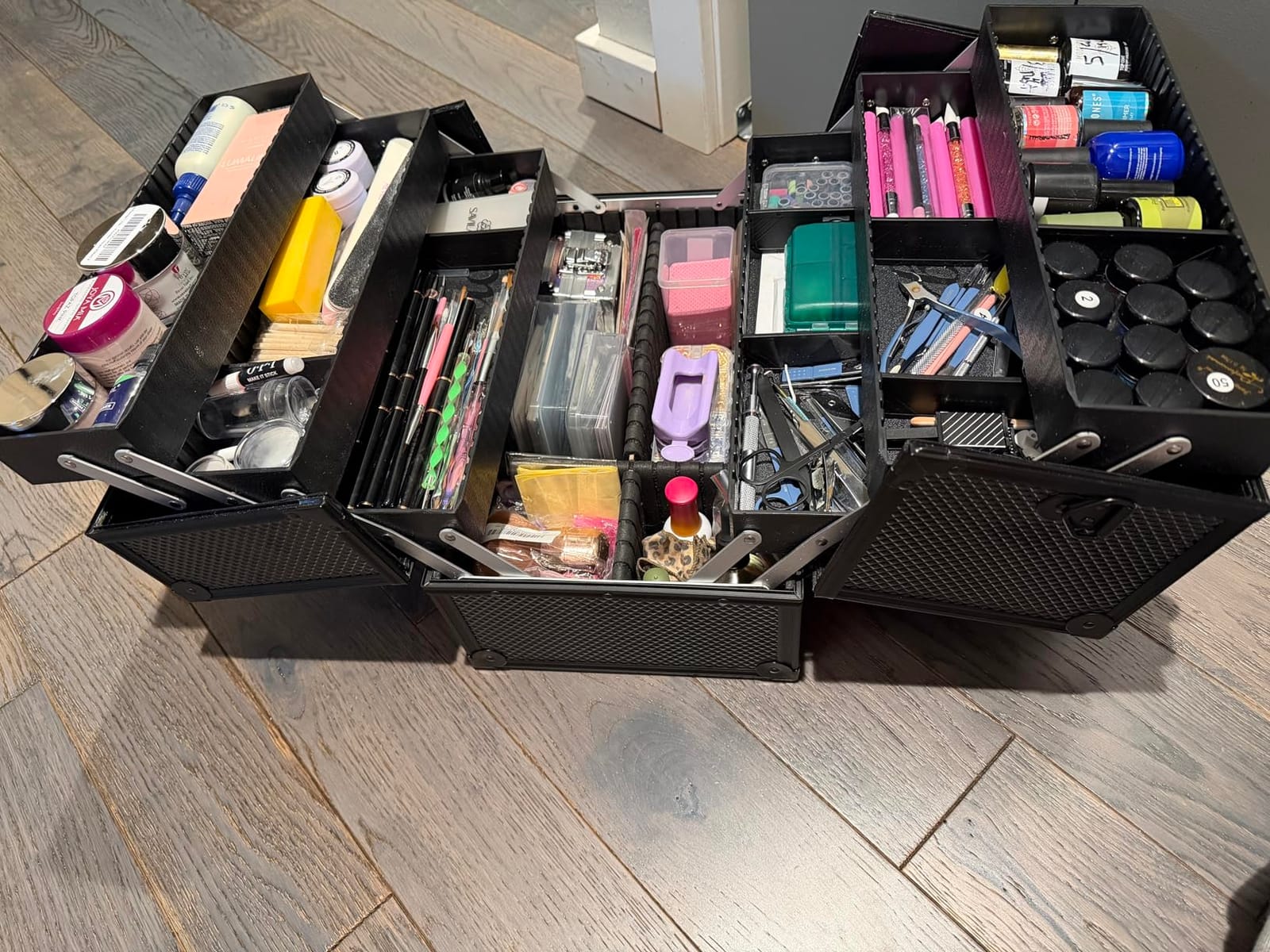 Joligrace Makeup Train Case Professional Adjustable - 6 Trays Cosmetic Cases Makeup Storage Organizer Box with Lock and Compartments 14 Inch Large Black customer photo 1