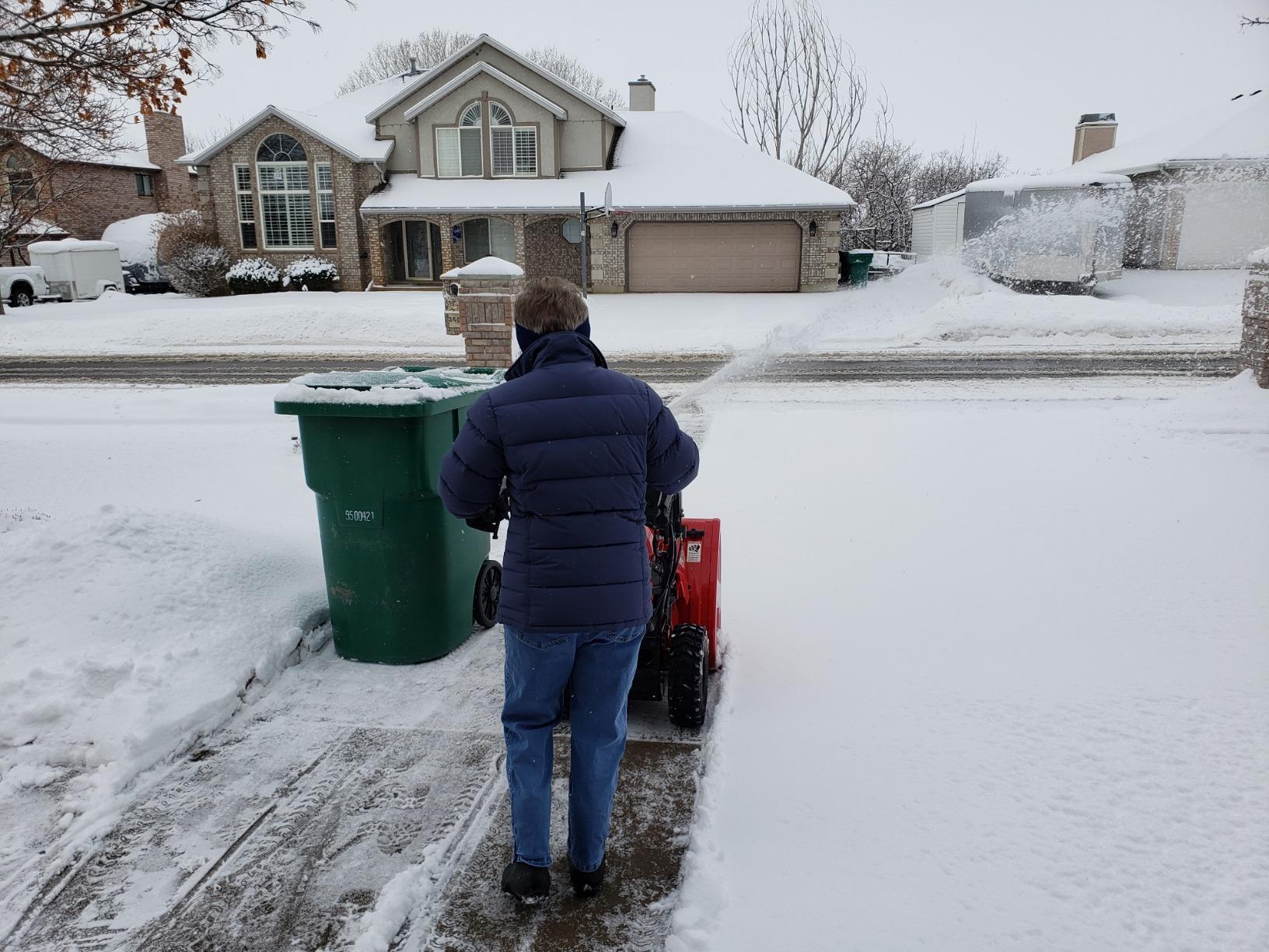 Honda HSS724 23.8-Inch Two Stage Snow Blower (HSS724AAWD) | Electric Start, Pneumatic Sure-Grip Tires customer photo 2