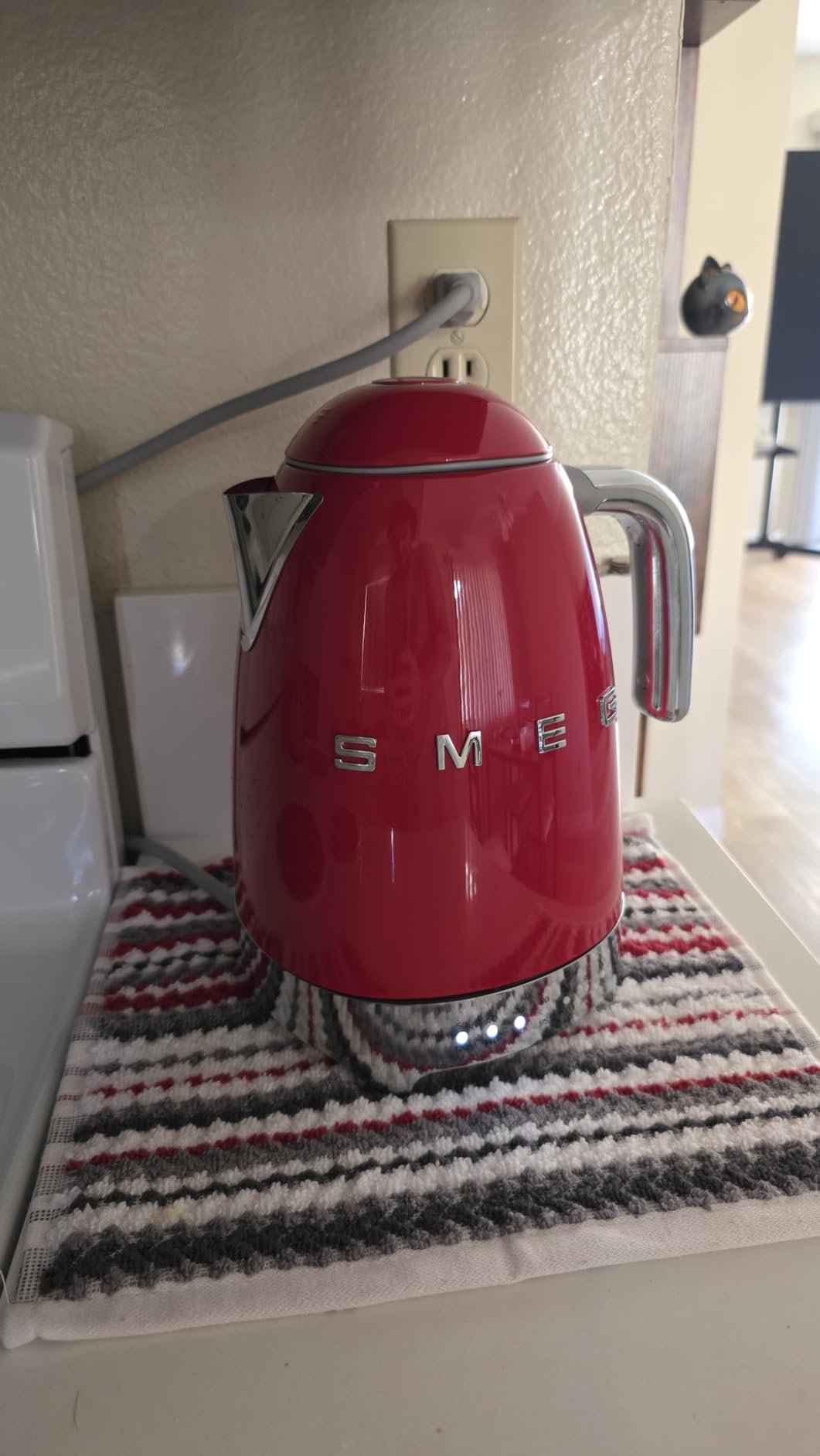 SMEG Variable Temperature Electric Kettle 1.7L (7 Cup), Stainless Steel Tea & Coffee Kettle, Fast Boil, Adjustable Temp 122°F-212°F, Keep Warm, Auto Shut-Off, 360° Base, Retro Style-Silver customer photo 2