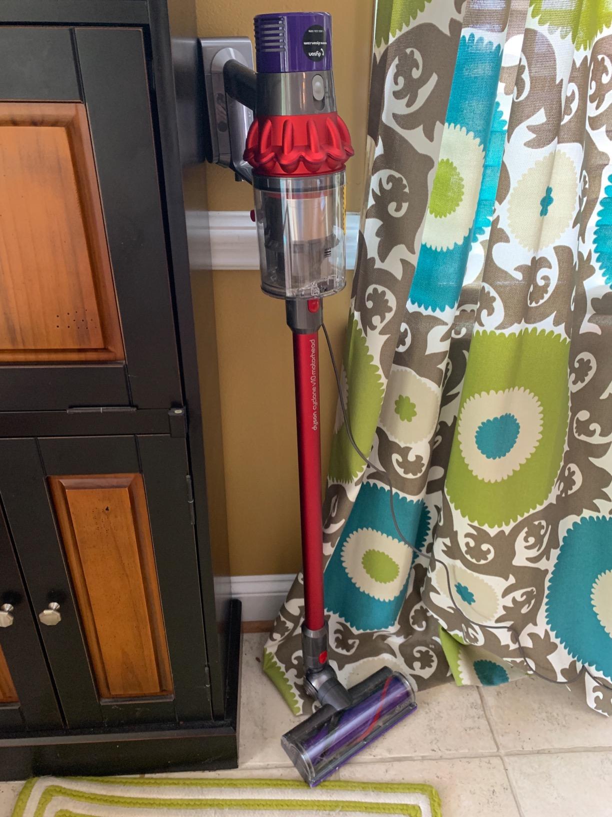 Dyson Cyclone V10 Motorhead Lightweight Cordless Stick Vacuum Cleaner customer photo 1
