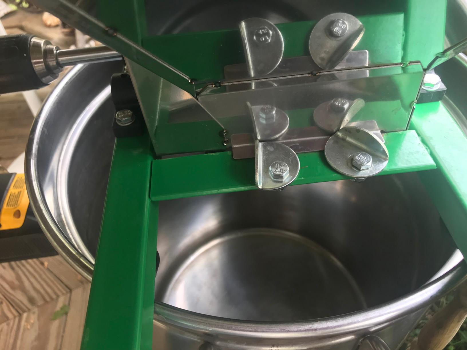 Fruit and Apple Crusher - 7L Manual Juicer Grinder, Portable Fruit Scratter Pulper for Home Brewing & Cider Pressing (Stainless Steel, 1.8 Gallon, Green) customer photo 2