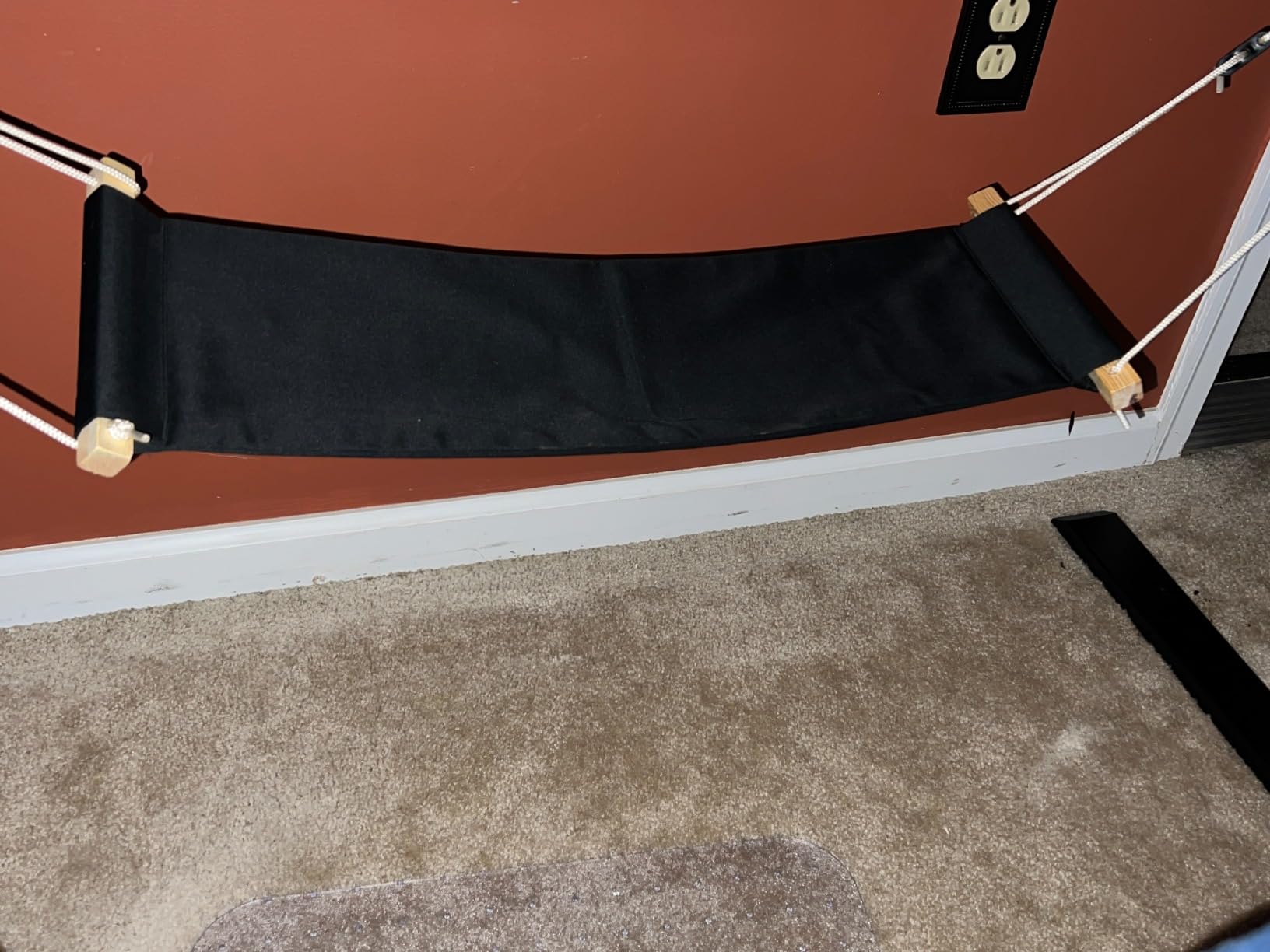iMissiu Foot Hammock Under Desk Footrest, Adjustable Office Foot Rest Under Desk Hammock, Portable Desk Feet Hammock with Headphones Holder (Black) customer photo 2