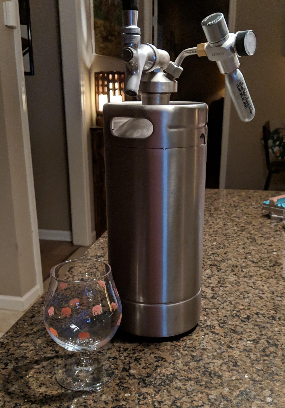 NutriChef Pressurized Growler Tap System, 64oz Stainless Steel Mini Keg Dispenser Portable Kegerator Kit, Co2 Pressure Regulator Keeps Carbonation for Craft Beer, Draft and Homebrew customer photo 1