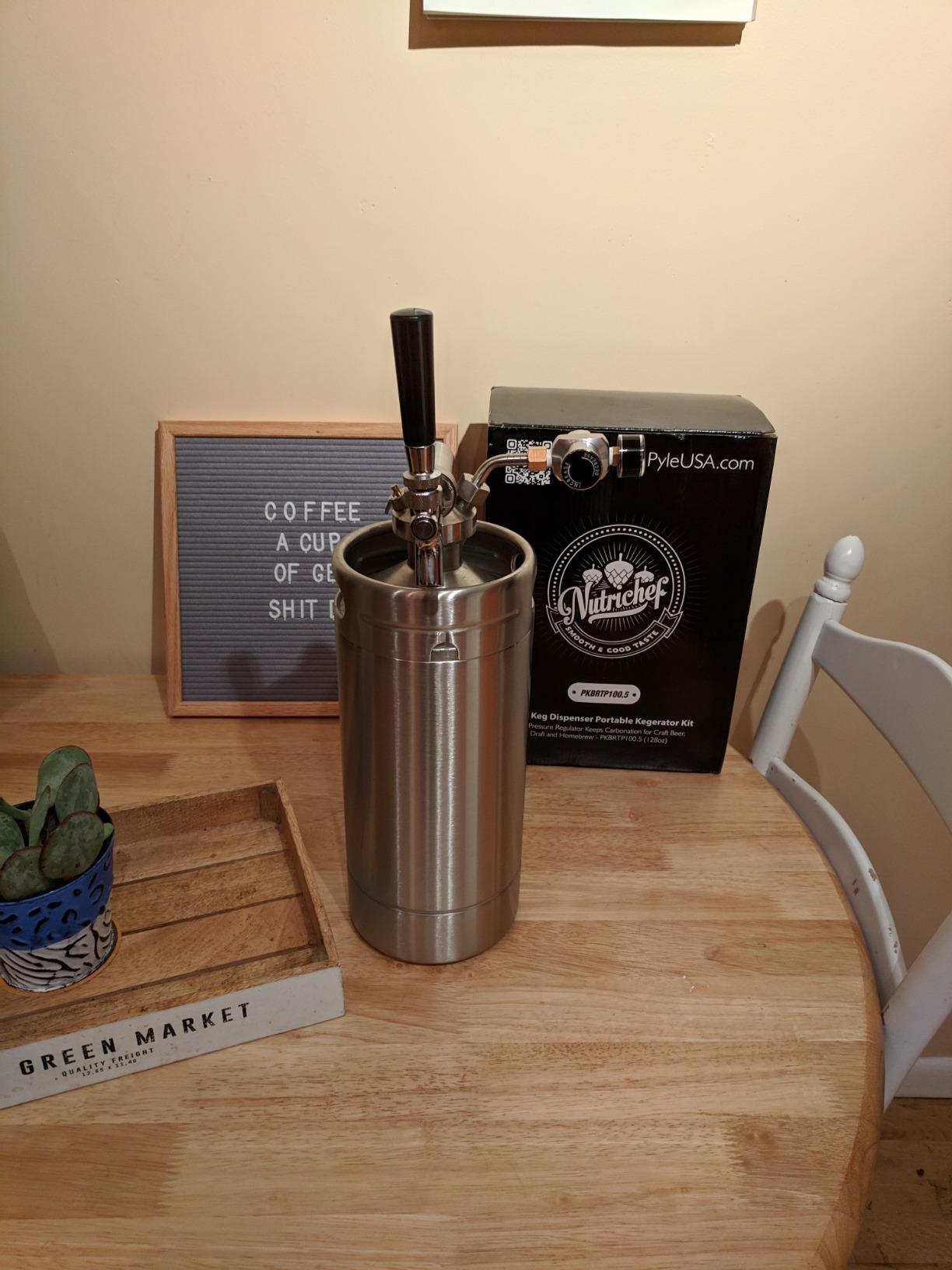 NutriChef Pressurized Growler Tap System, 64oz Stainless Steel Mini Keg Dispenser Portable Kegerator Kit, Co2 Pressure Regulator Keeps Carbonation for Craft Beer, Draft and Homebrew customer photo 2
