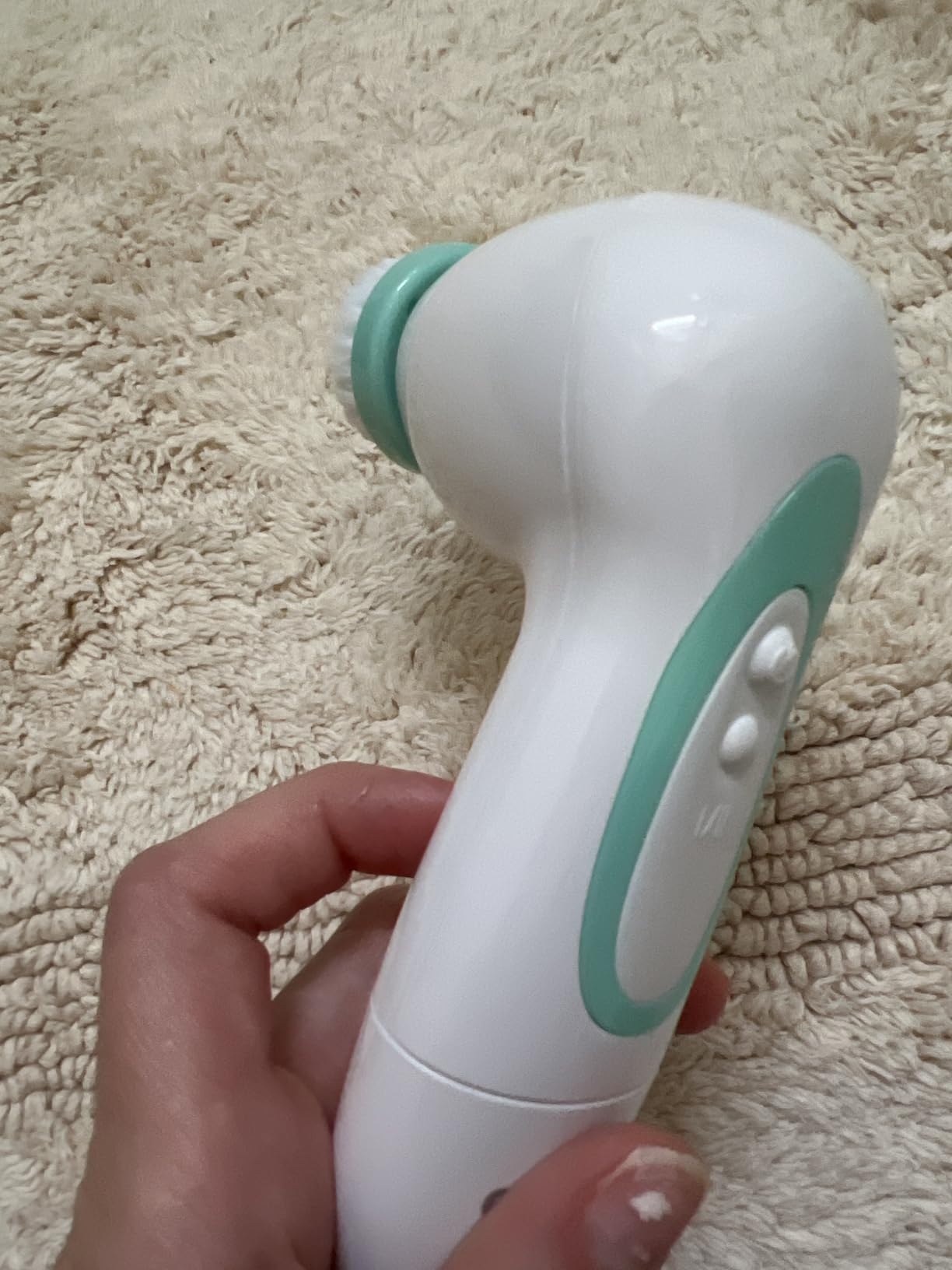 True Glow by Conair Battery Operated Facial Cleansing Brush, Sonic Face Scrubber with 3 Brush Heads, Waterproof Skin Care Tool customer photo 1