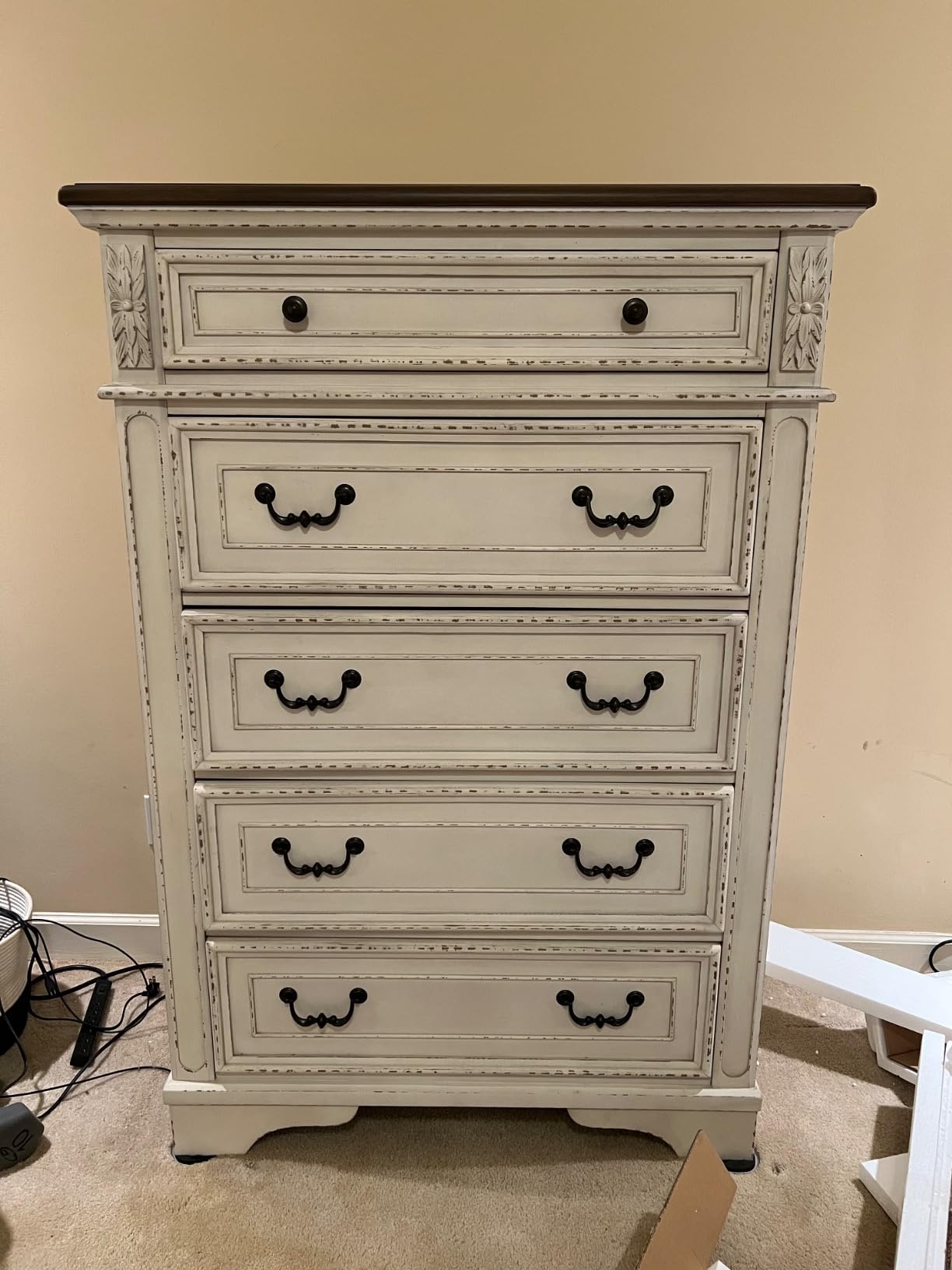 Signature Design by Ashley Realyn Chest Of Drawers, Traditional Cottage Dresser With Two‑Tone Finish, Wood Construction With Storage Drawers For Bedroom Organization, White customer photo 1