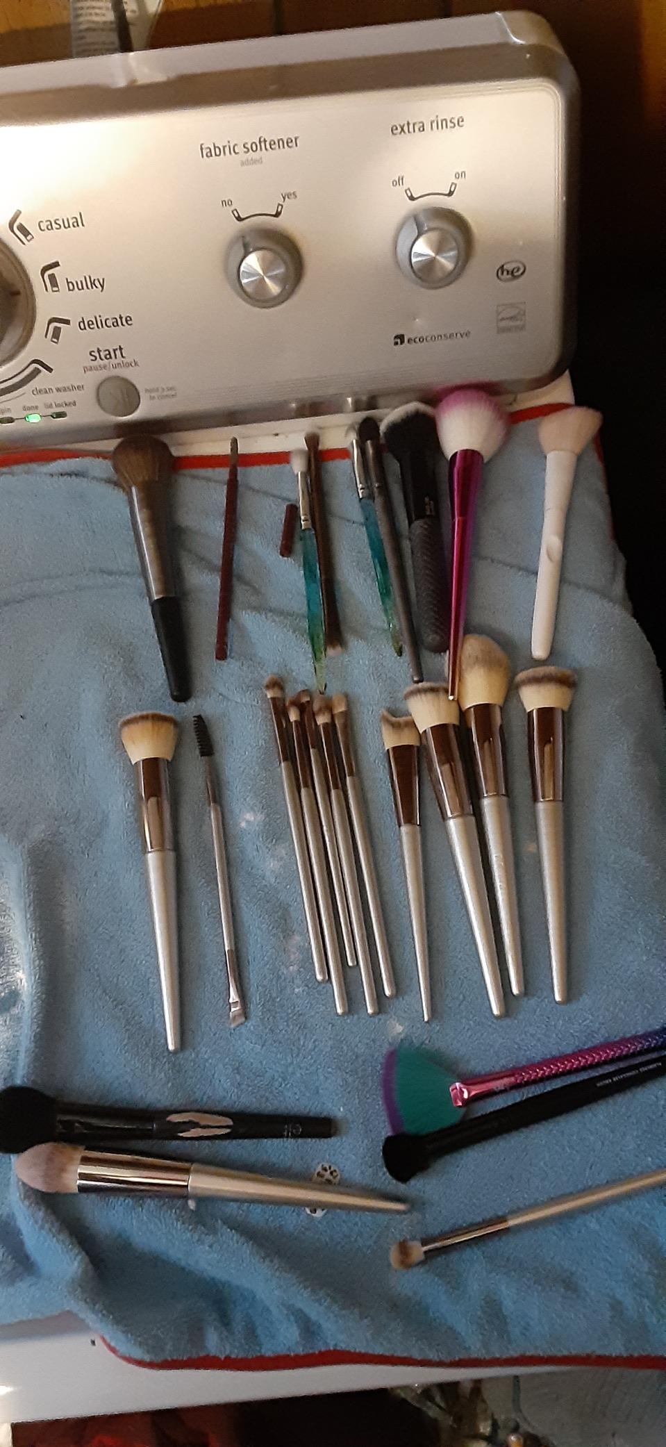 BS-MALL Makeup Brush Set 18 Pcs Professional Foundation Powder Concealers Eyeshadow Blush Synthetic Makeup Brushes with Labeled instruction Black Case Upgraded Version customer photo 2