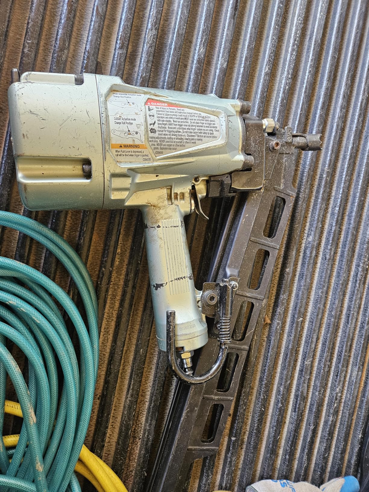 Metabo HPT Framing Nailer, Pro-Preferred Pneumatic Power Nailer & Framing Tool, 21° NR83A5 customer photo 2