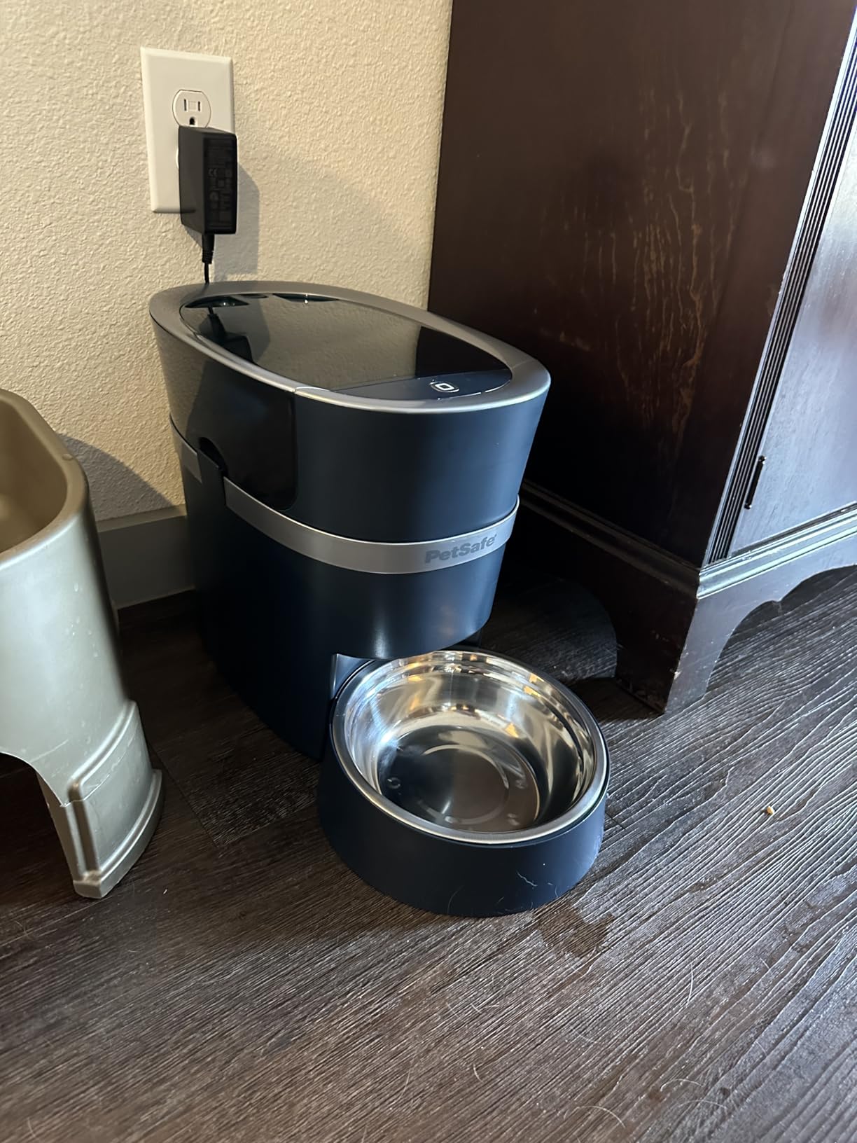 PetSafe Smart Feed, Electronic Pet Feeder for Cats & Dogs, 6L/24 Cup Capacity, Programmable Mealtimes, Alexa, Apple & Android Compatible, Backup Batteries Ensure Meal Delivery During Power Outage customer photo 1