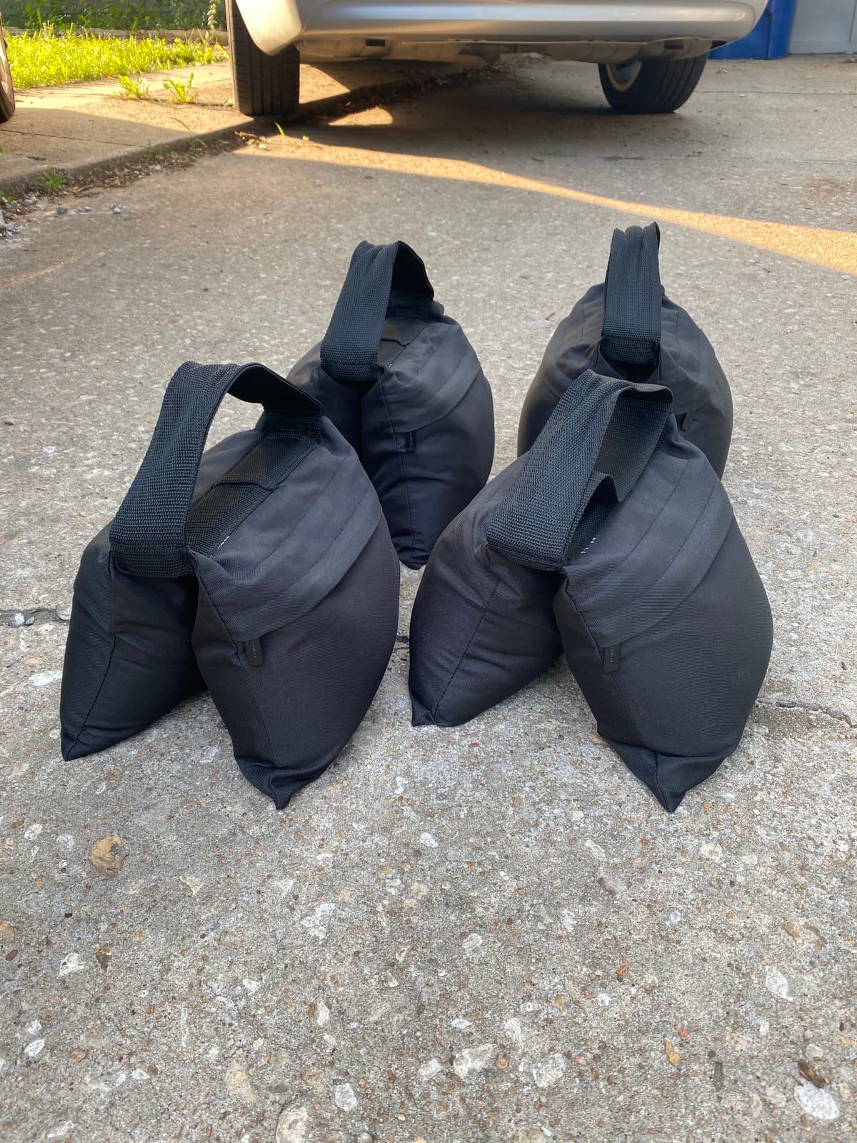 Amazon Basics Photography Sand Bags for Light Stands with Handle, 4-Pack, Black customer photo 1